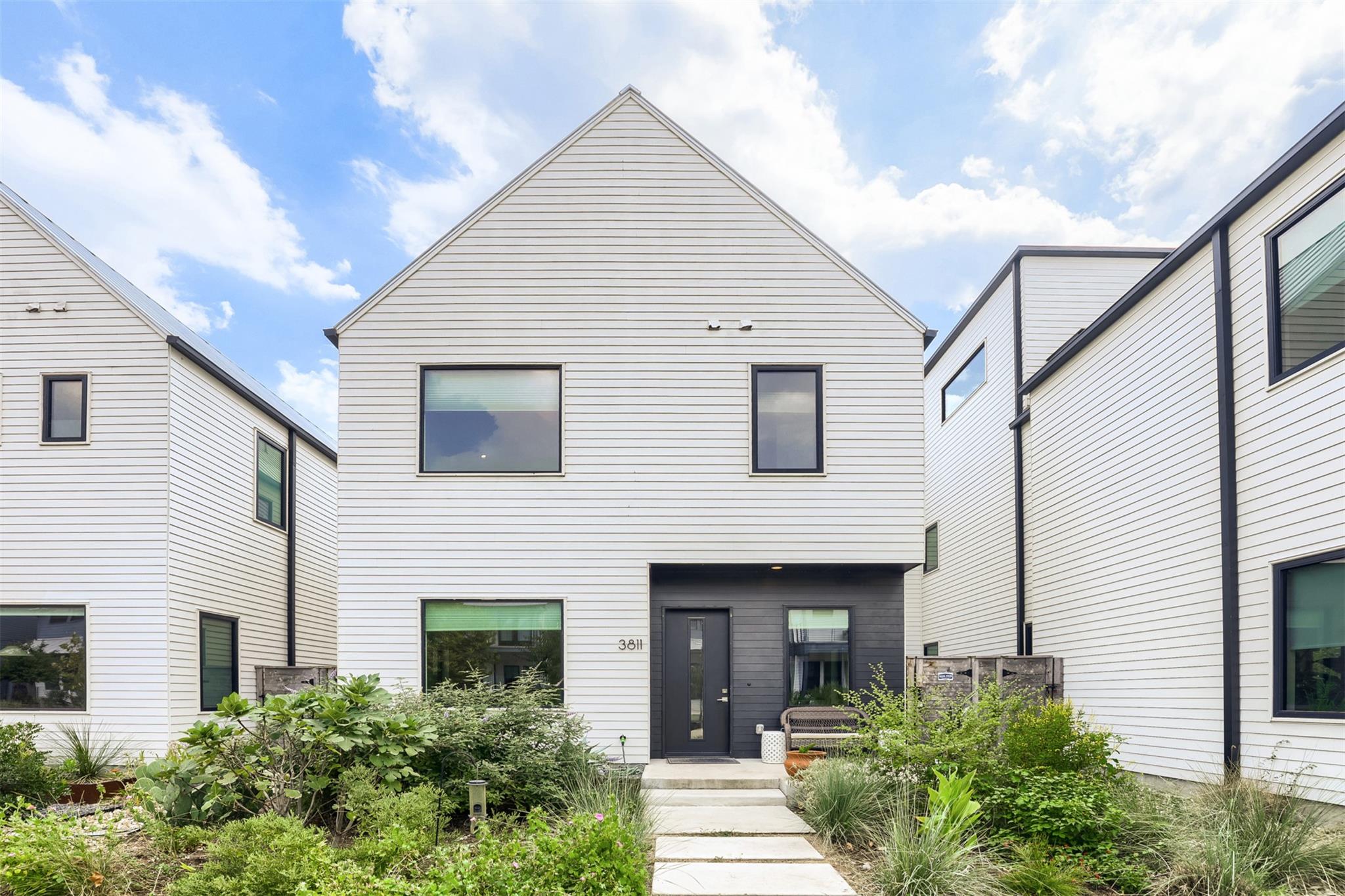 Listing photo 1 of 3811  Taniguchi St