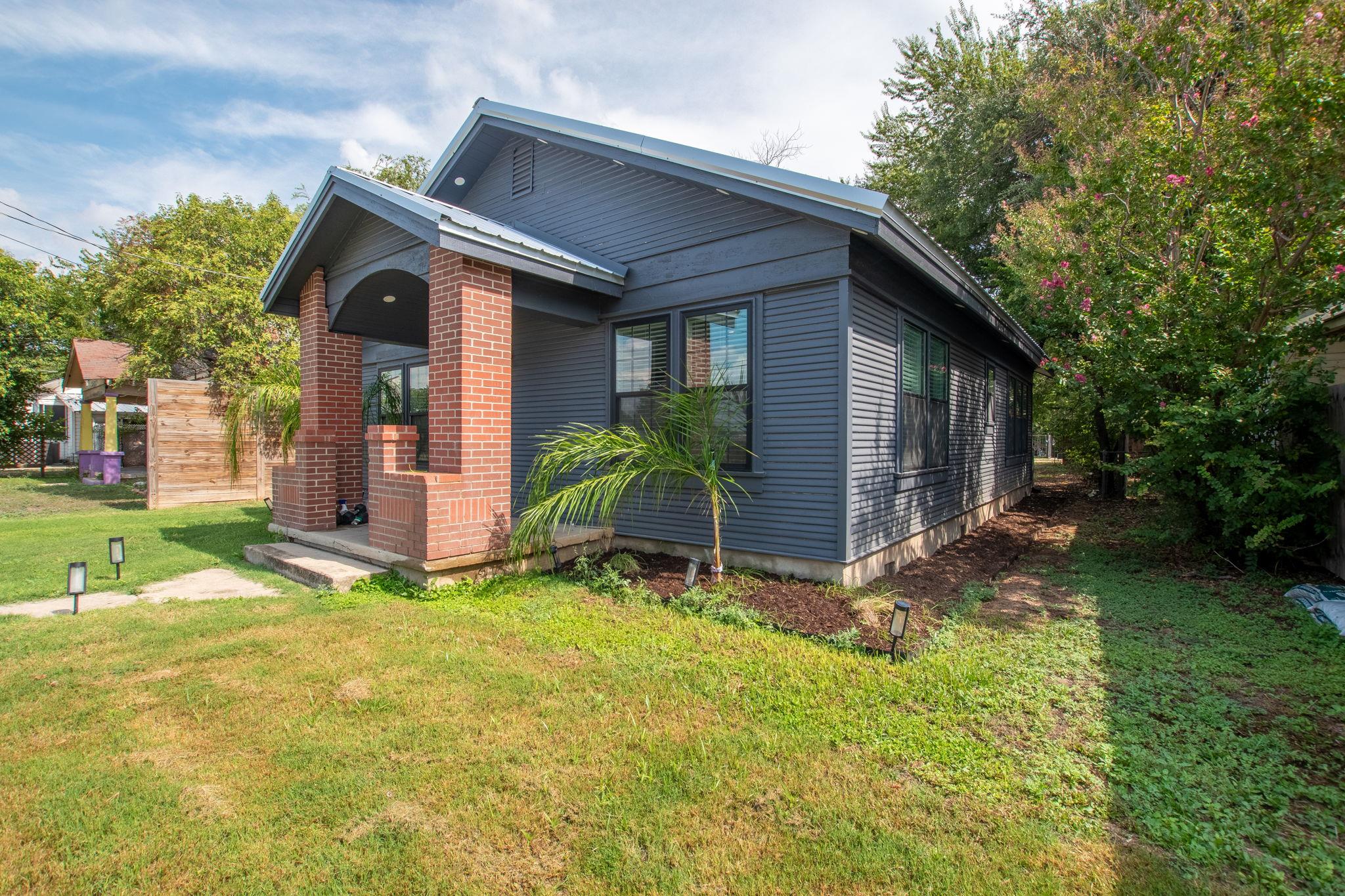Listing photo 1 of 207 S Chestnut St