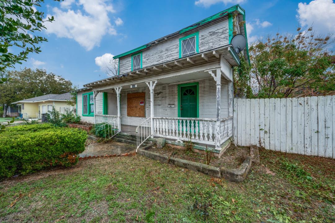 View of front of property featuring a porch
