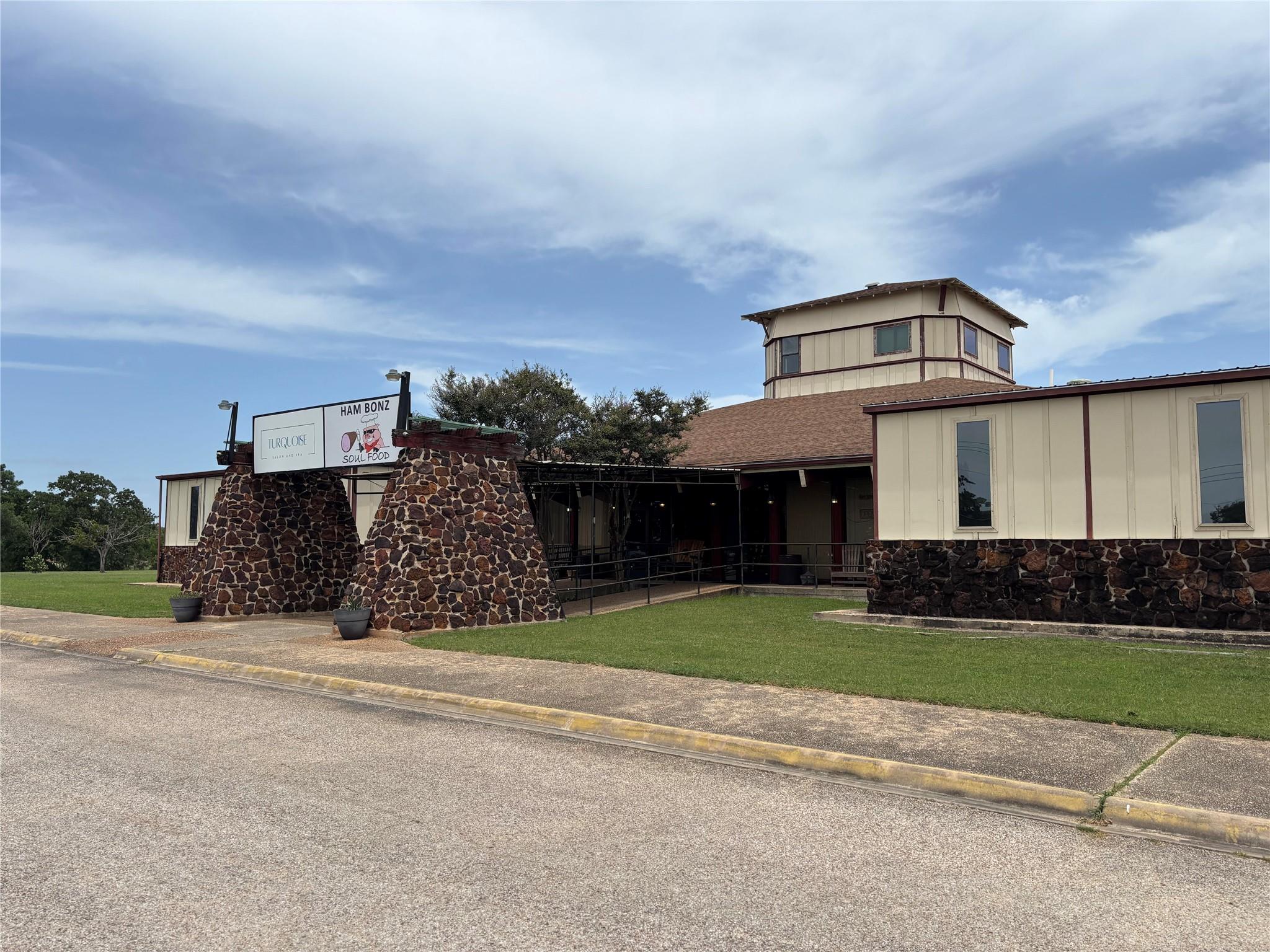 View of front of house featuring a front lawn and