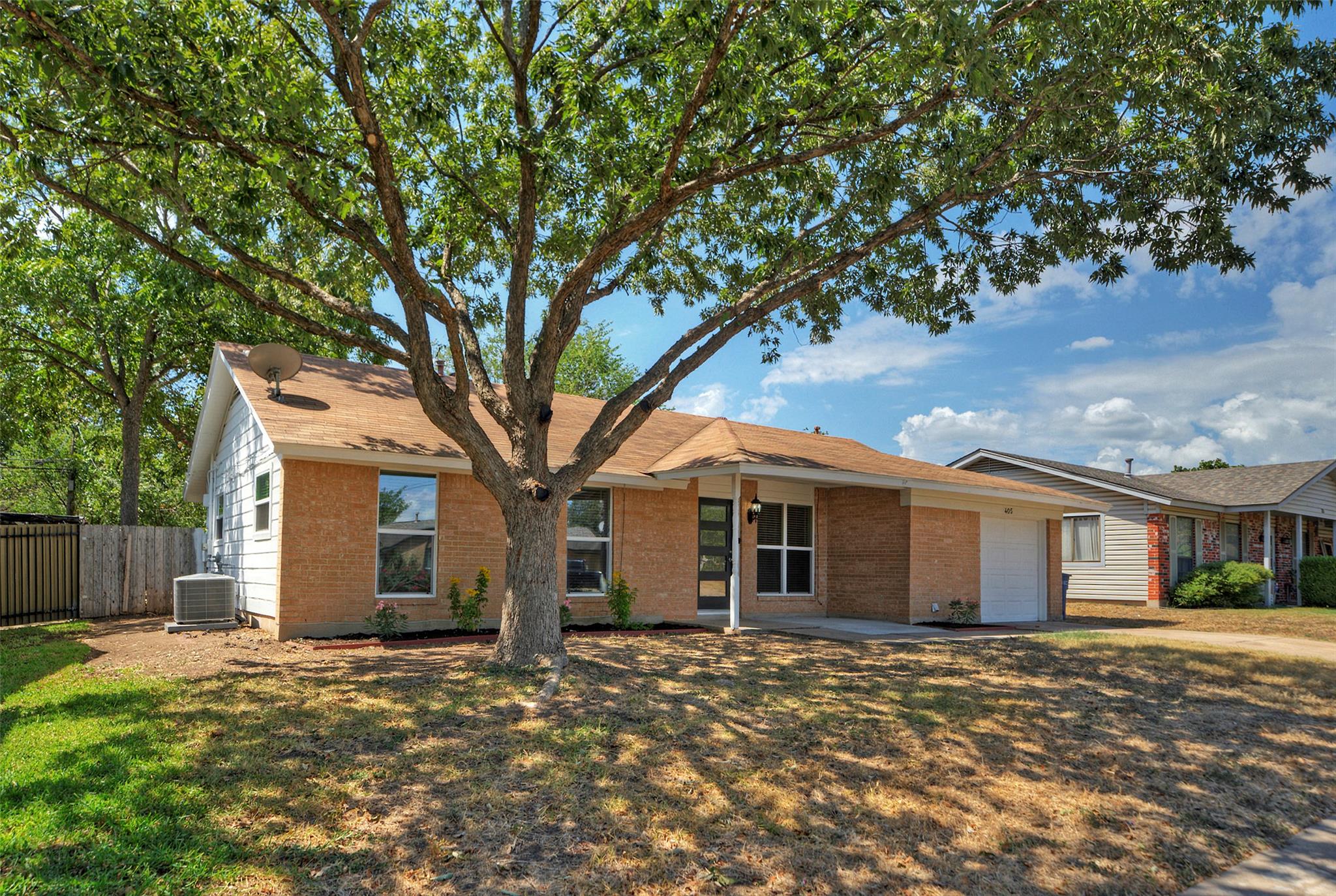 Listing photo 1 of 405 E GRADY Dr