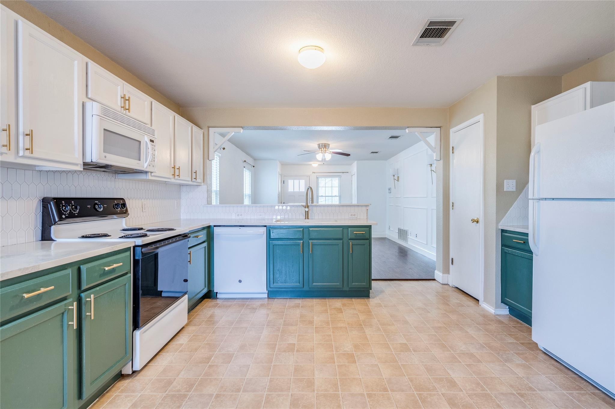 Listing photo 1 of 12824  Saint Mary Dr
