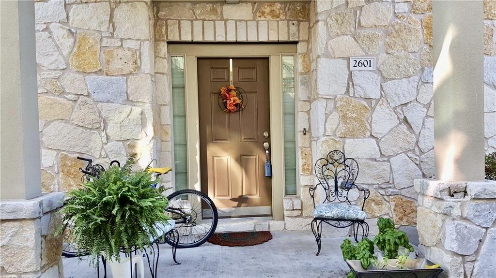 Natural stone columns frame a welcoming entry por