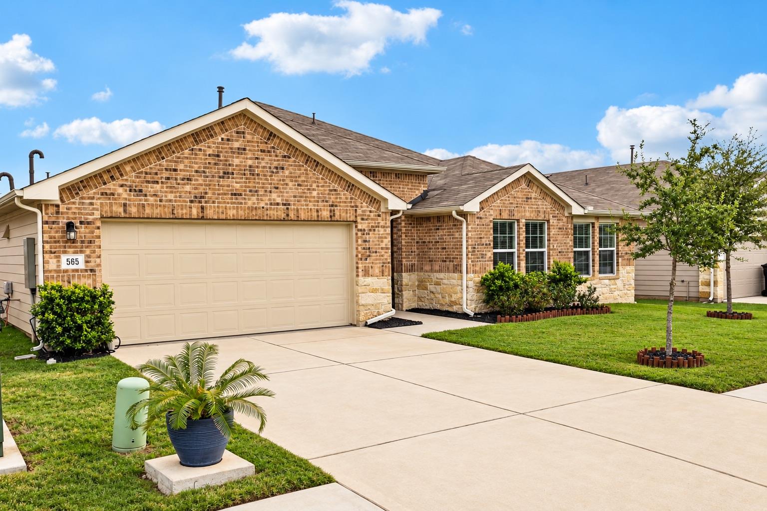 Listing photo of 565  Apache Plum Dr