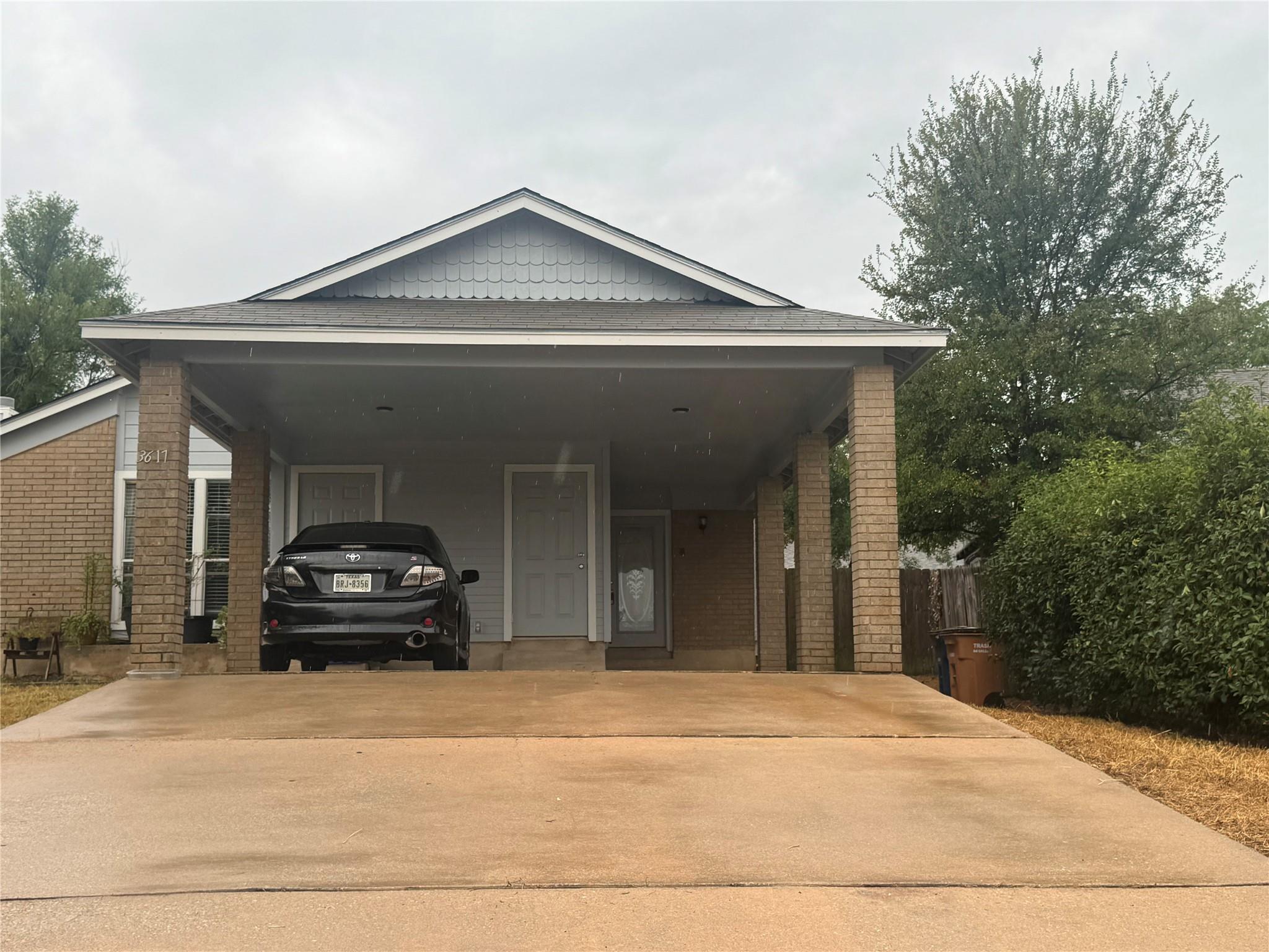 Ảnh nhà đang rao bán 1 của 3617  Leafield Dr  #B