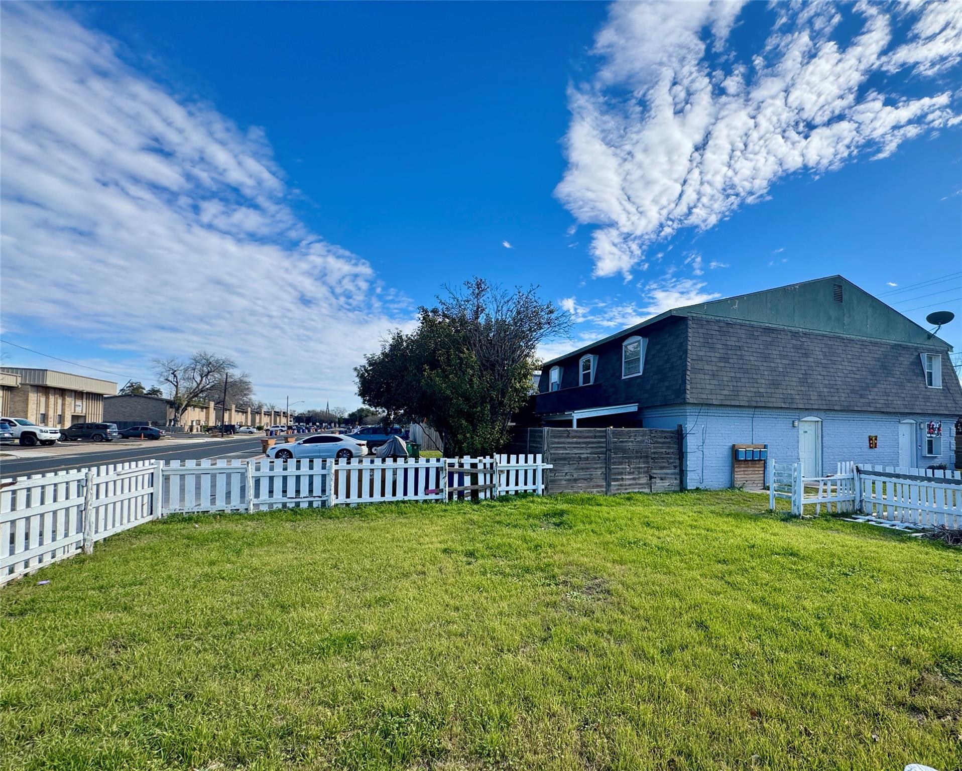 Ảnh nhà đang rao bán 1 của 1841  Wooten Park Dr  #101
