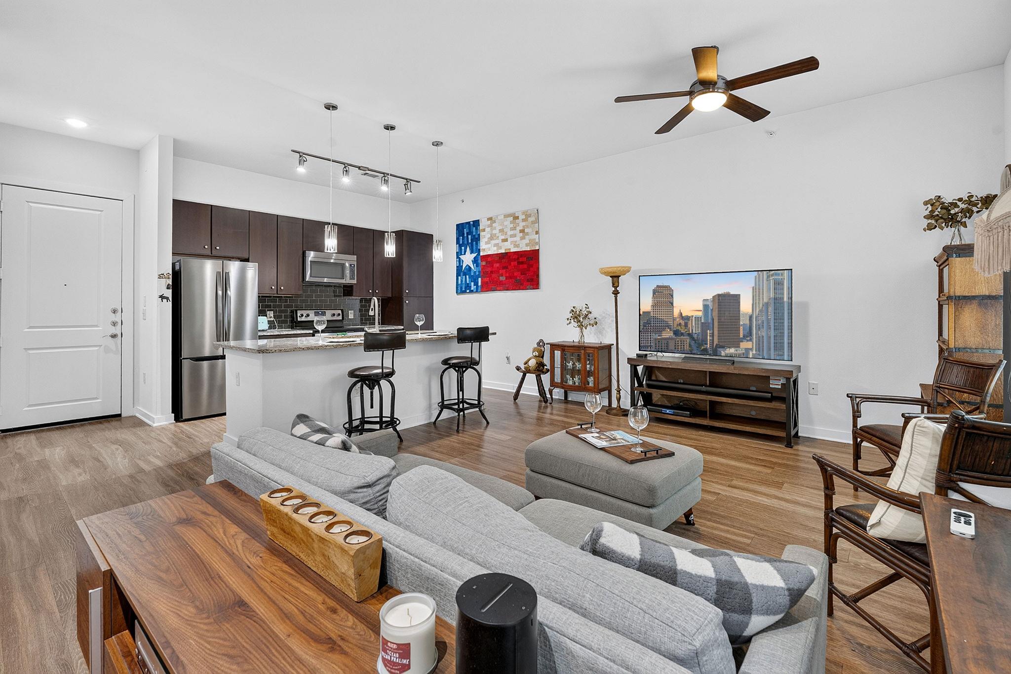 Ảnh nhà đang rao bán 1 của 1900  Barton Springs Rd  #2047