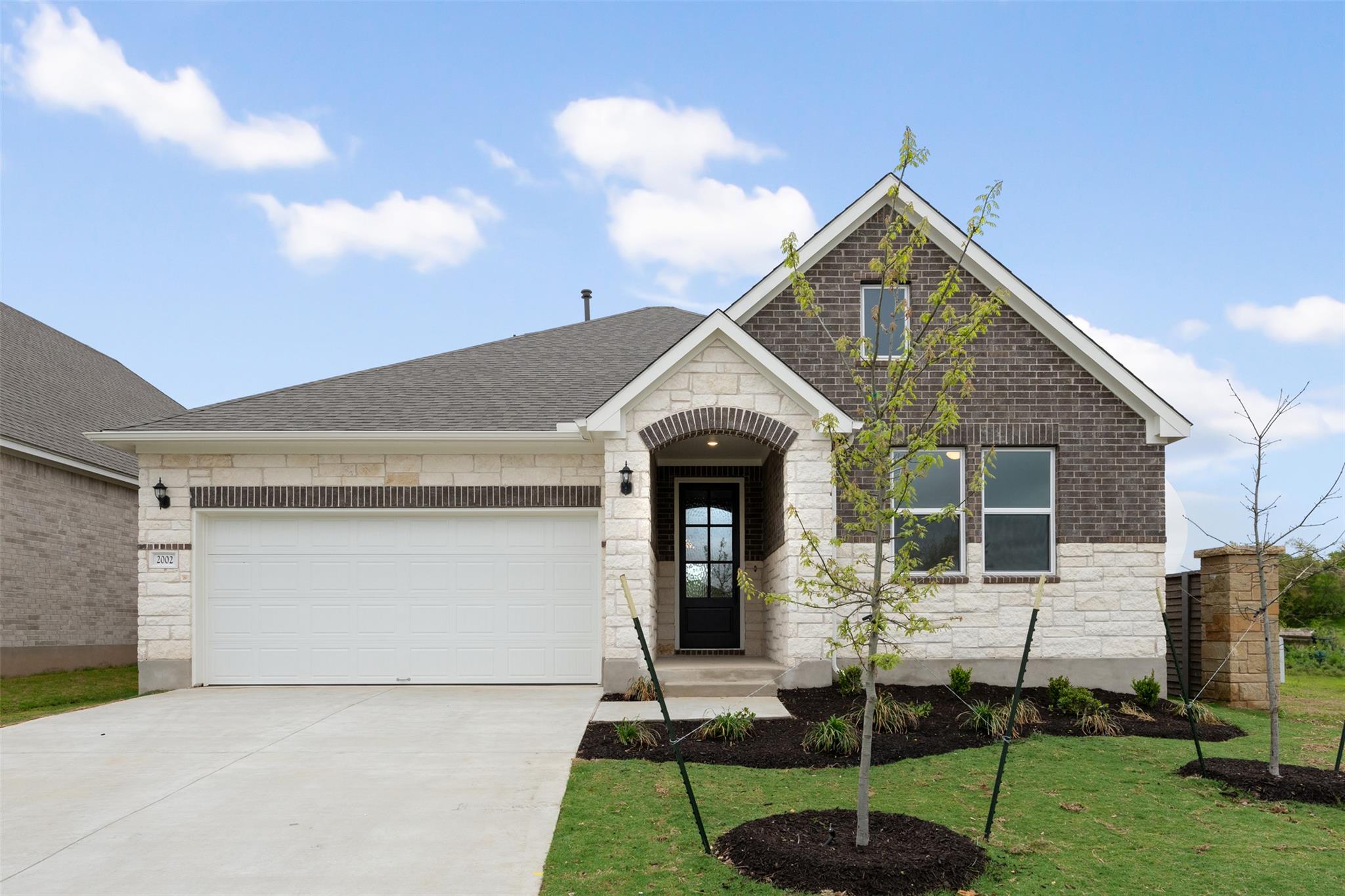 Listing photo 1 of 553  Redding Way
