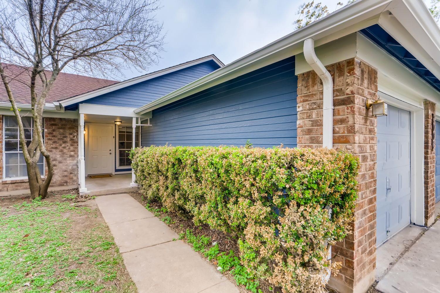 Listing photo 1 of 2007  Pipers Field Dr  #B