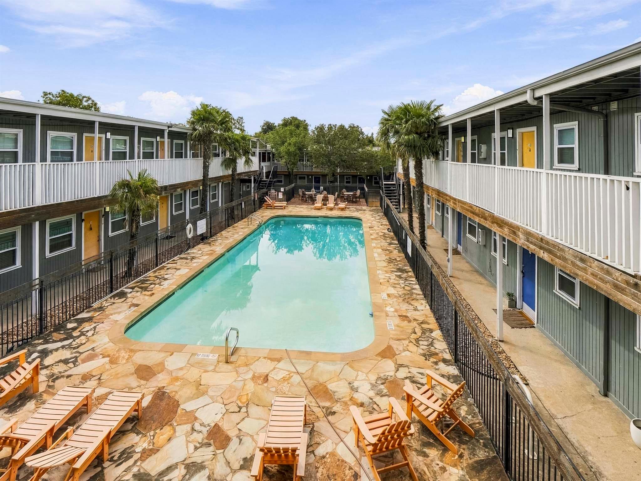 Foto de la propiedad en venta 1 de 2401  Manor Rd  #222