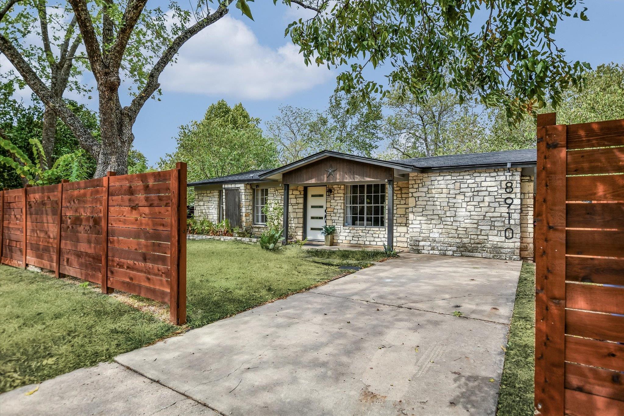 Listing photo of 8910  Slayton Dr E