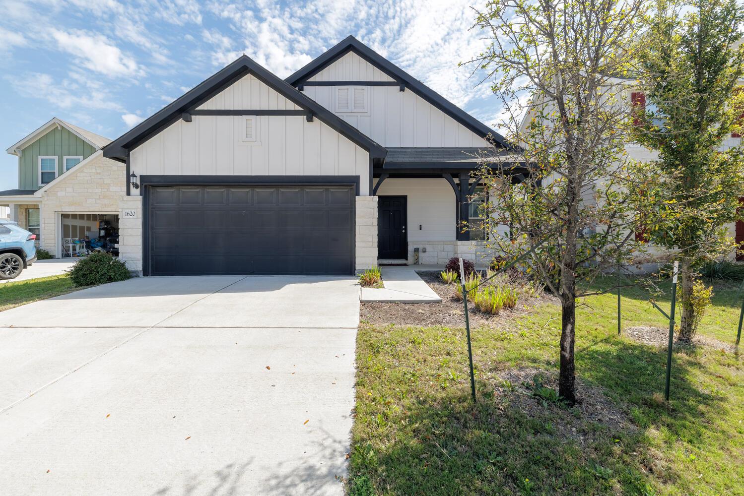 Listing photo 1 of 1620  Holly Lake Dr
