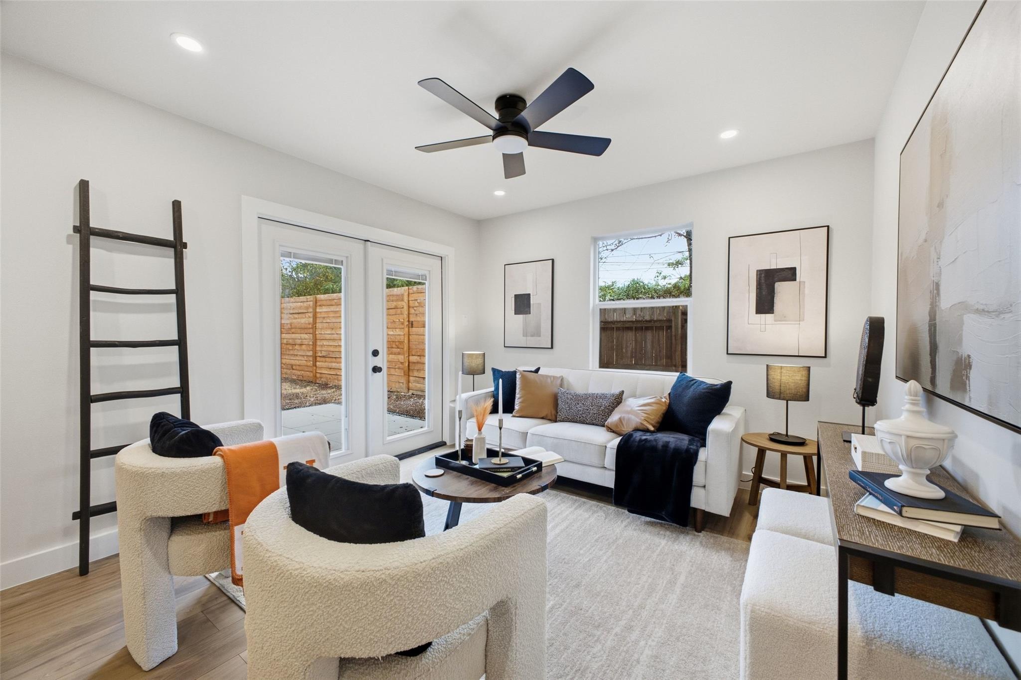 Listing photo 1 of 400  Chippendale Ave