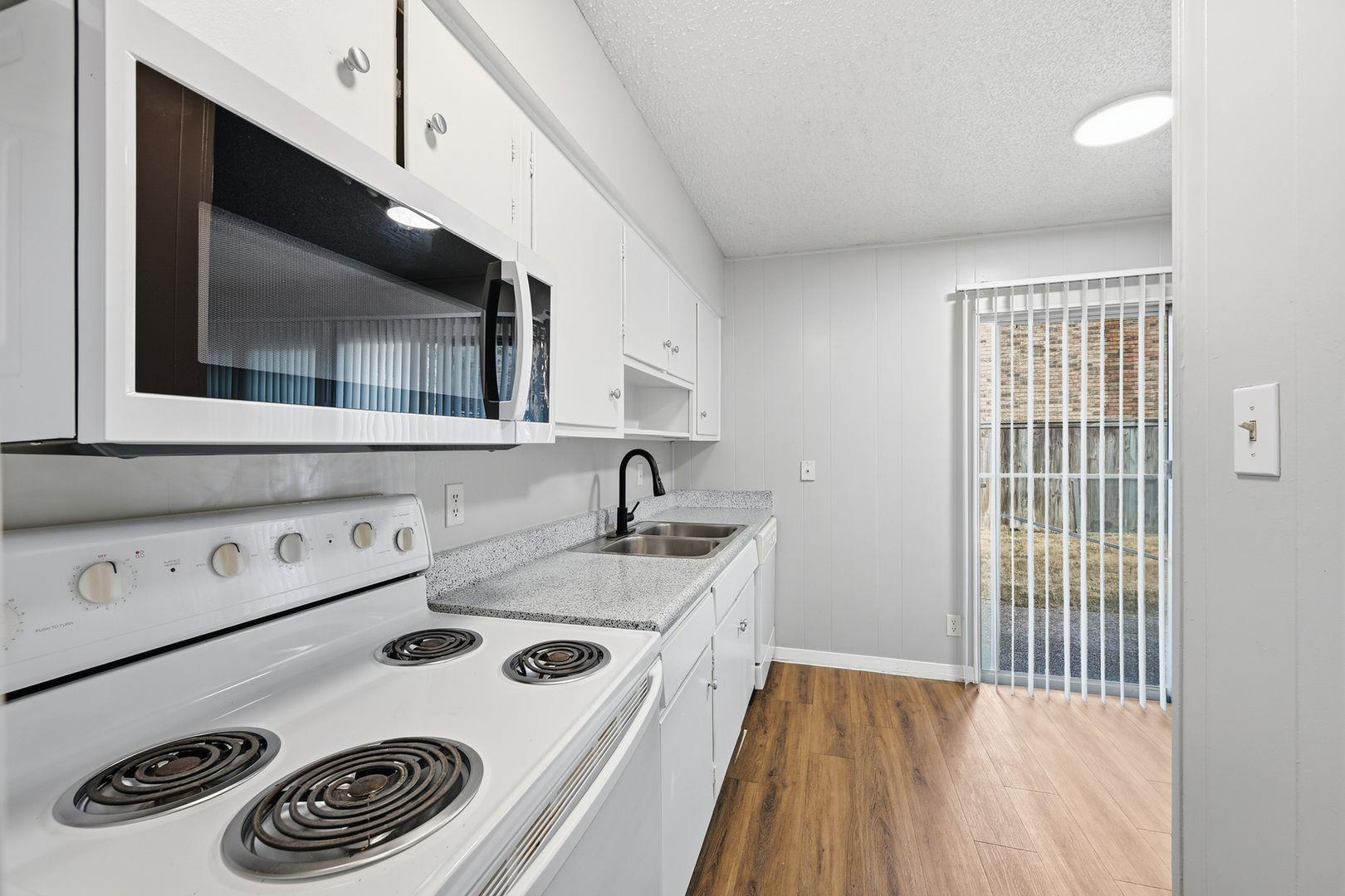 Listing photo 1 of 620 W 51st St  #103