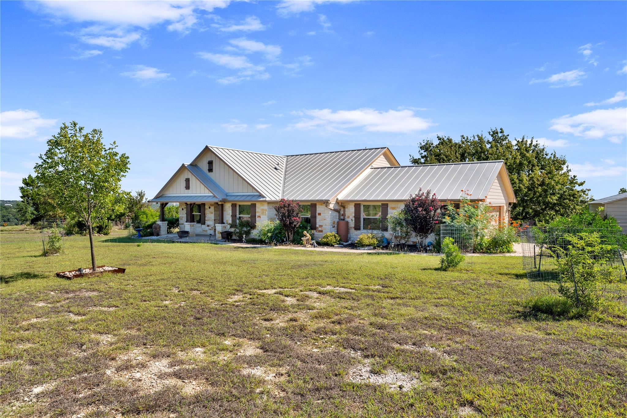 Foto del anuncio 1 de 560  Saddle Ridge Dr