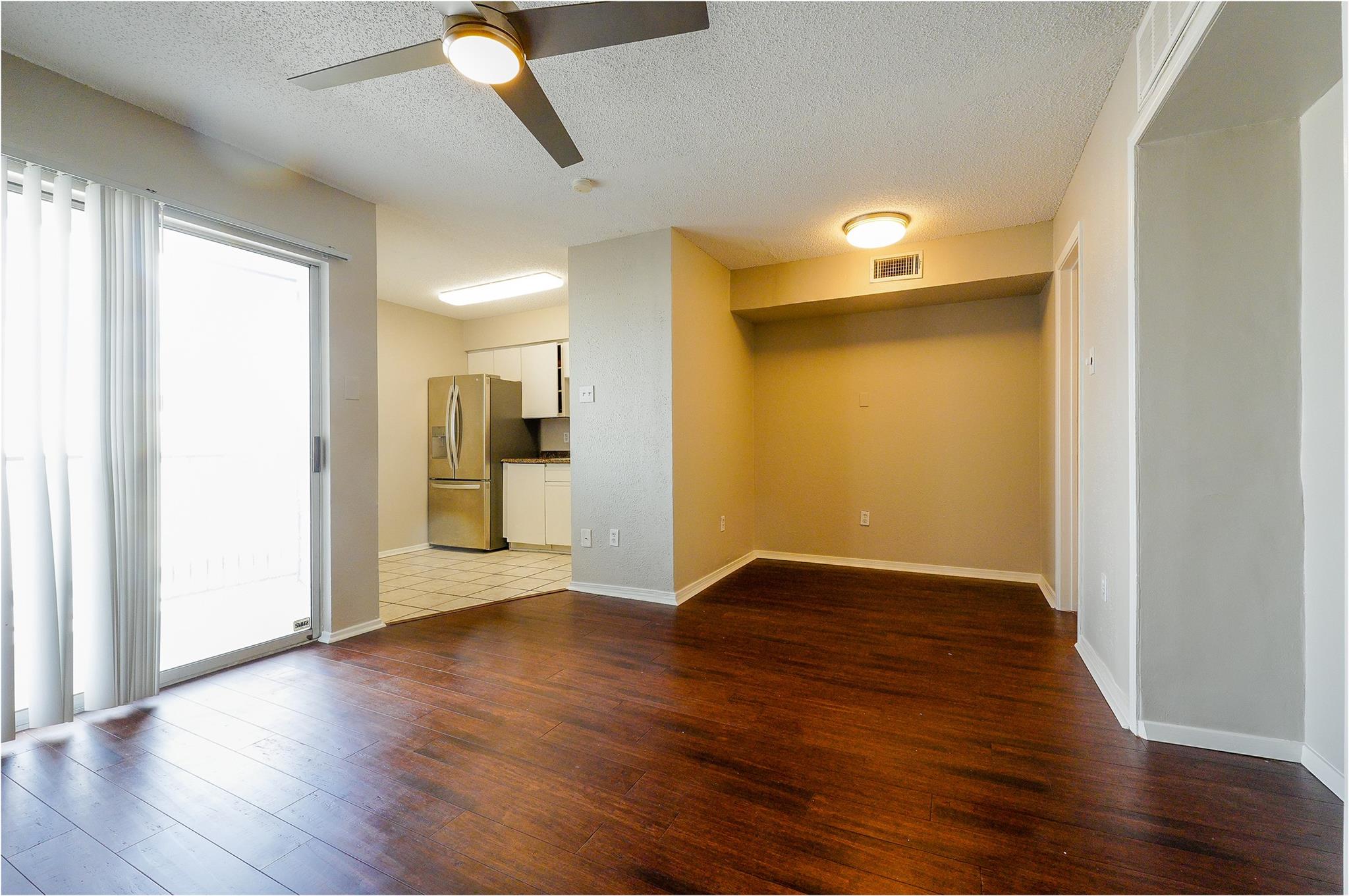 Foto del anuncio 1 de 1840  Burton Dr  #227