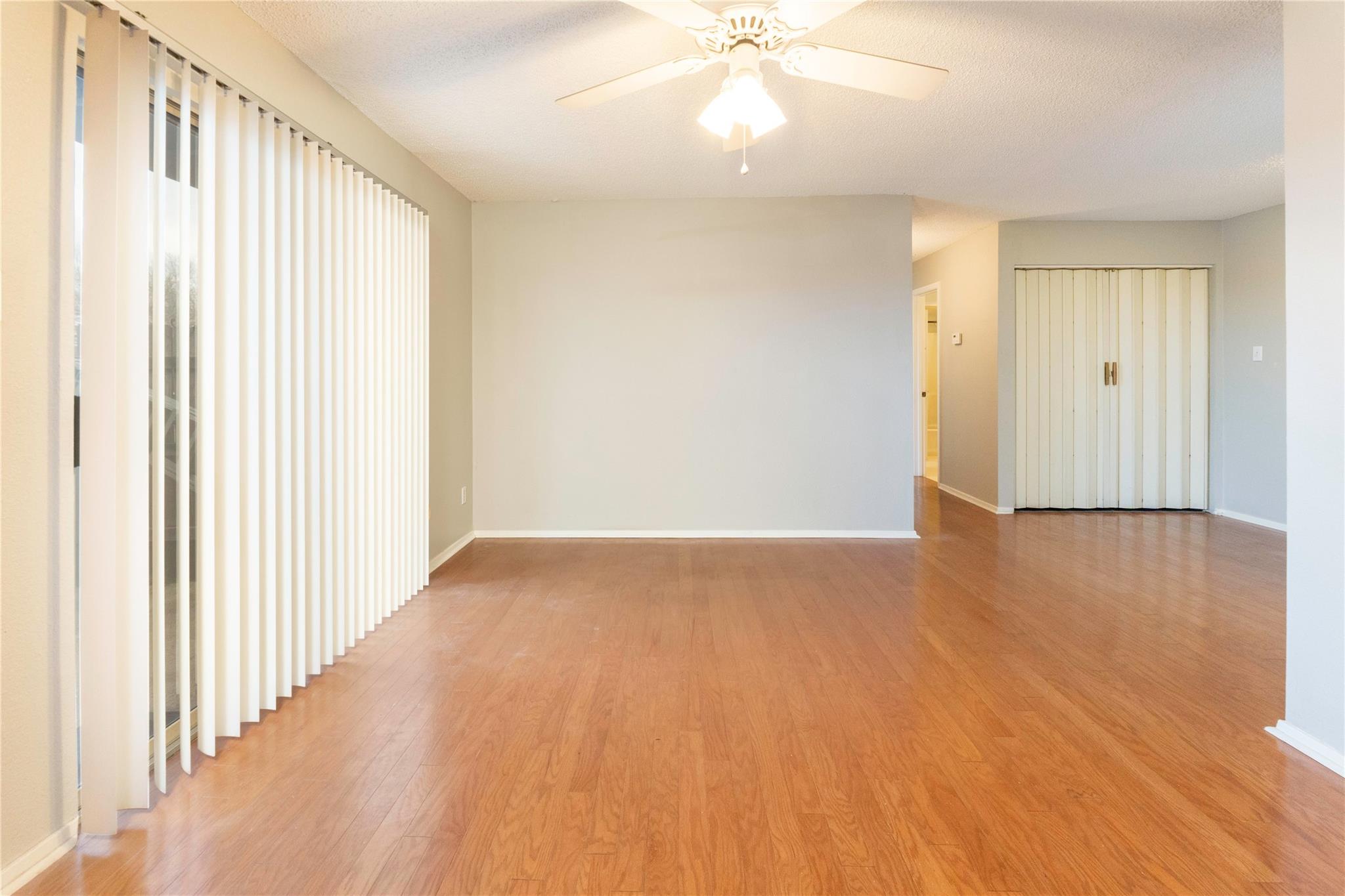 Ảnh nhà đang rao bán 1 của 6903  Deatonhill Dr  #28