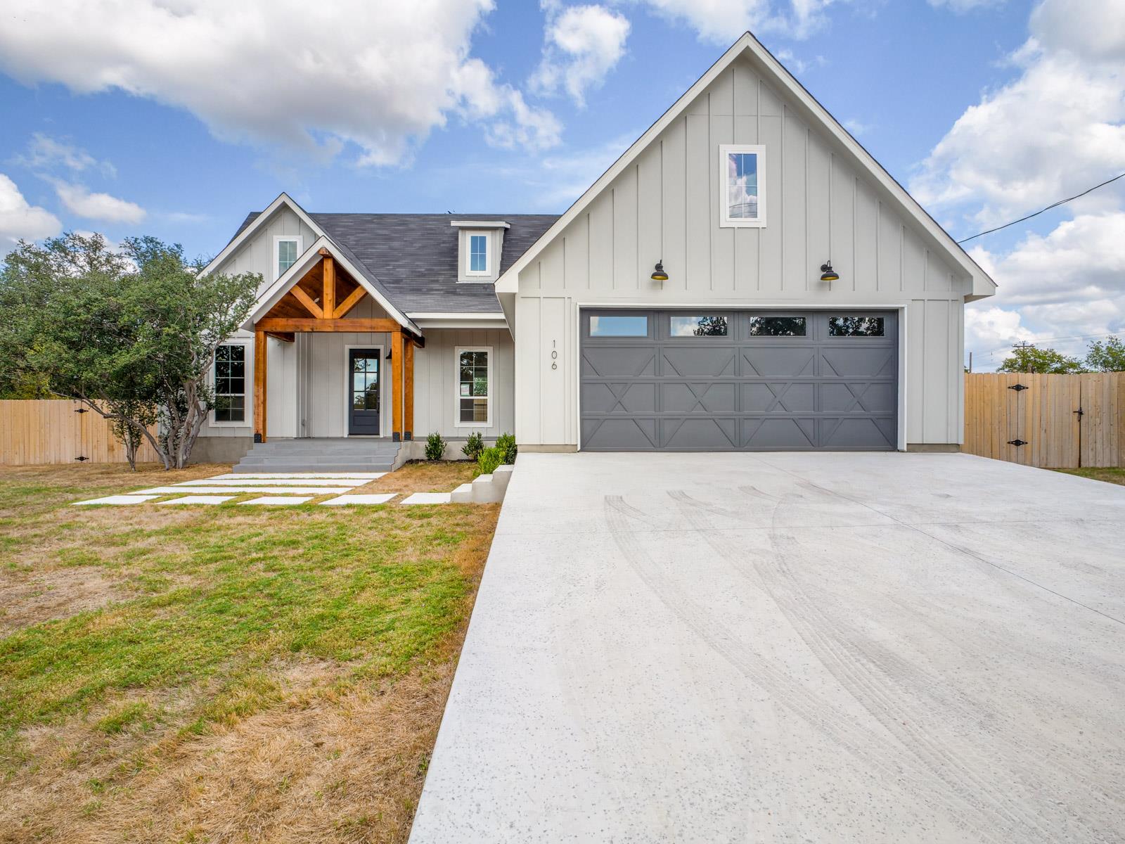 Listing photo 1 of 106 W Briar Dr