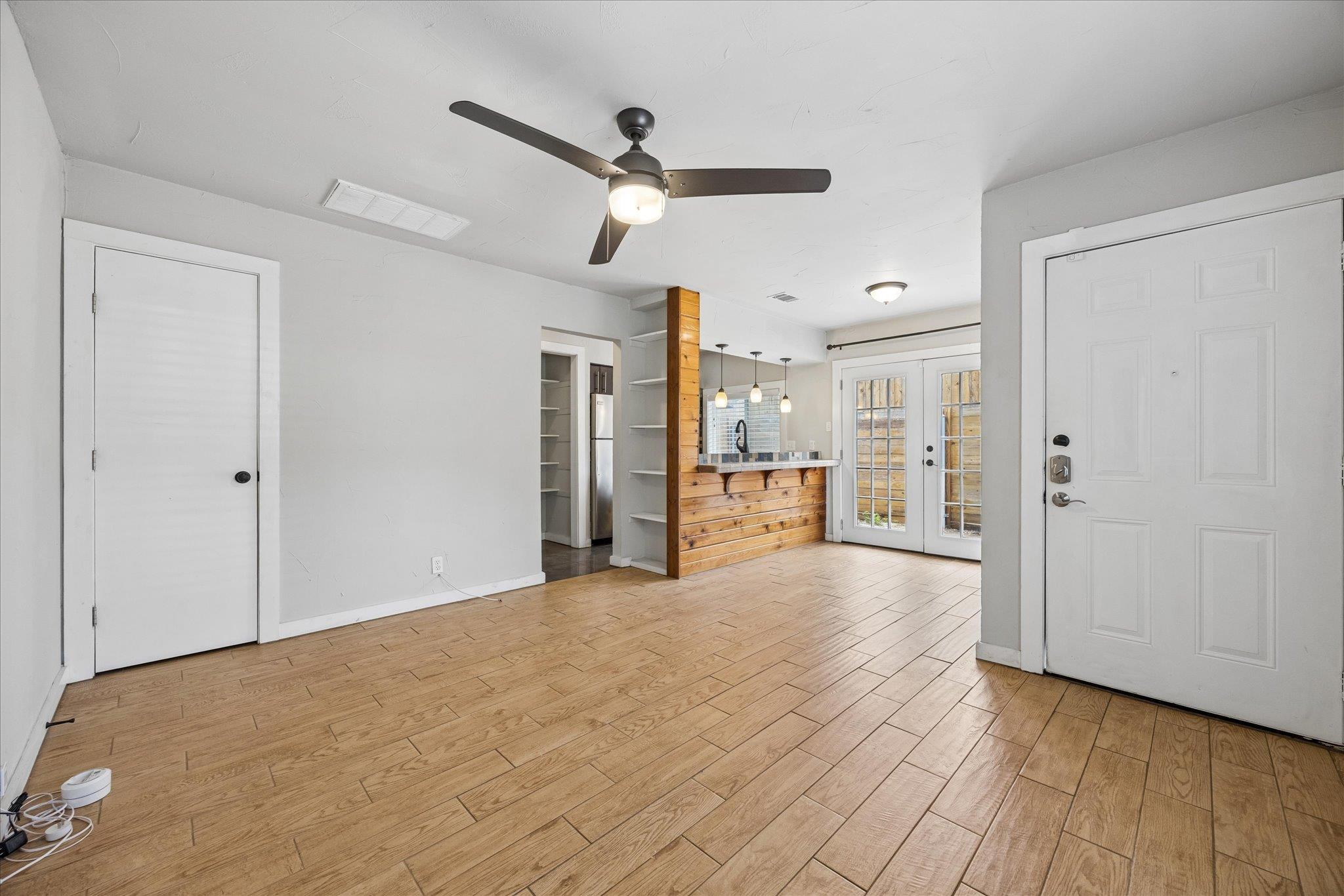 Ảnh nhà đang rao bán 1 của 2717  Parker Ln  #B