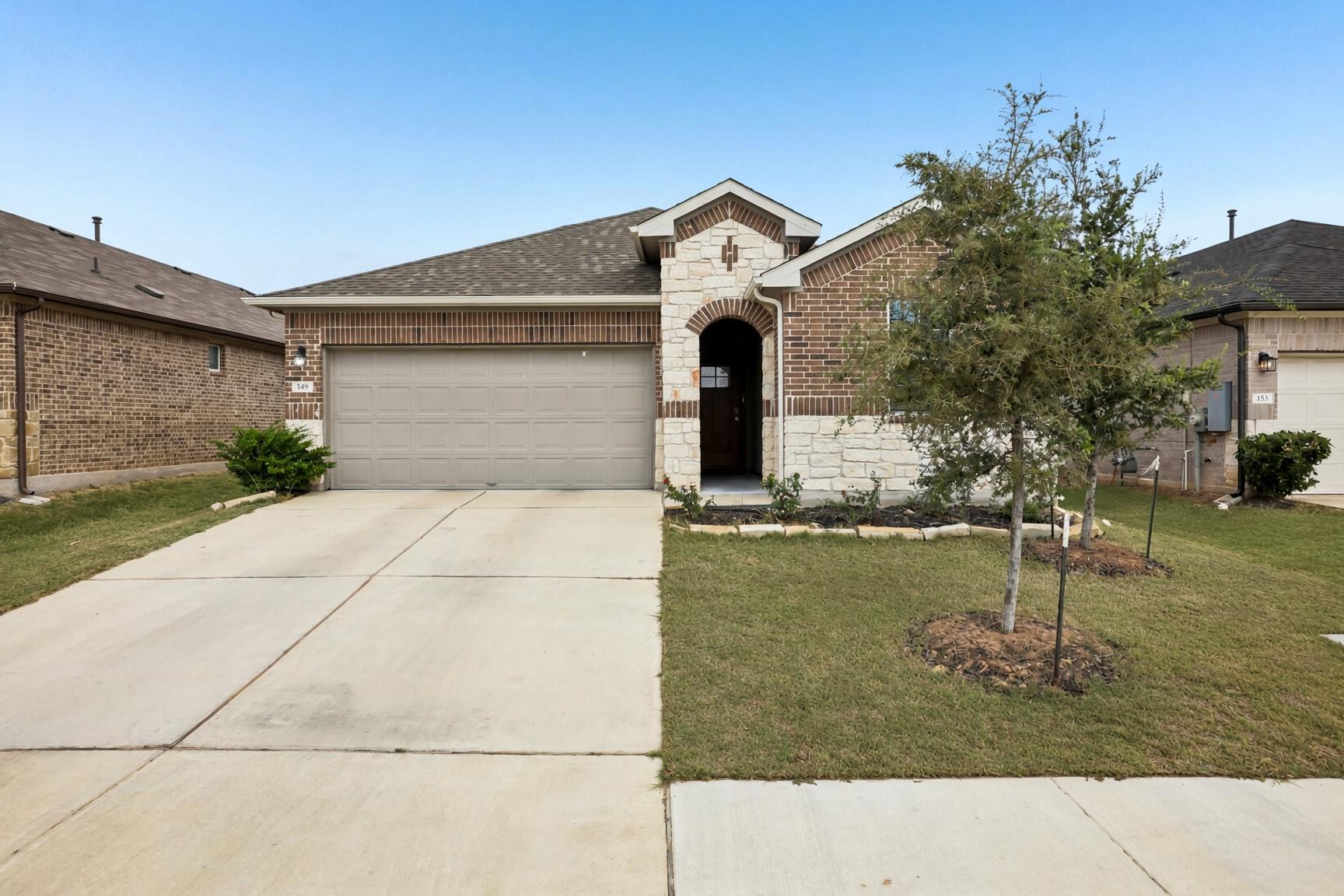 Foto de la propiedad en venta 1 de 149  Mackinac Ln