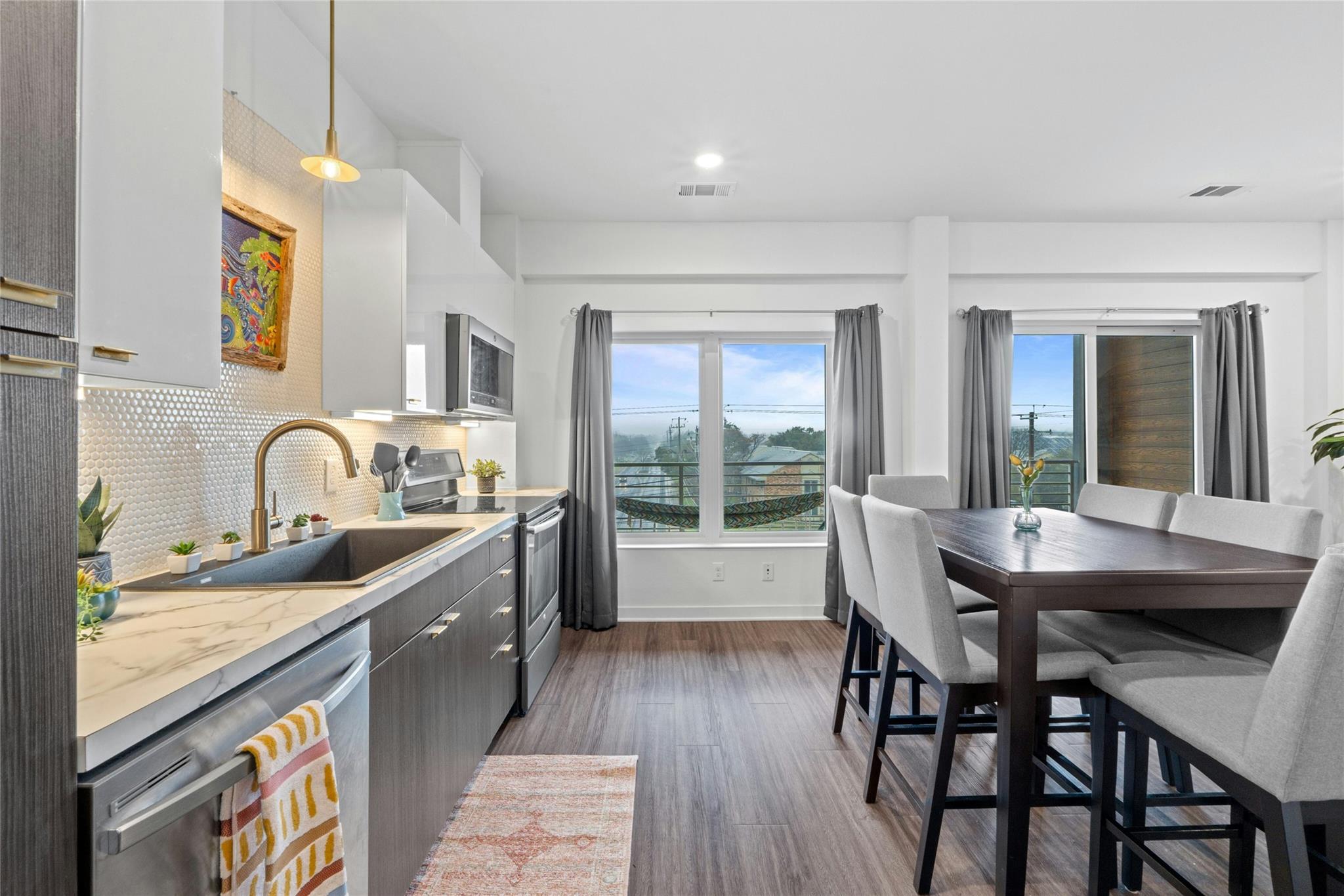 Listing photo 1 of 4361 S Congress Ave  #402