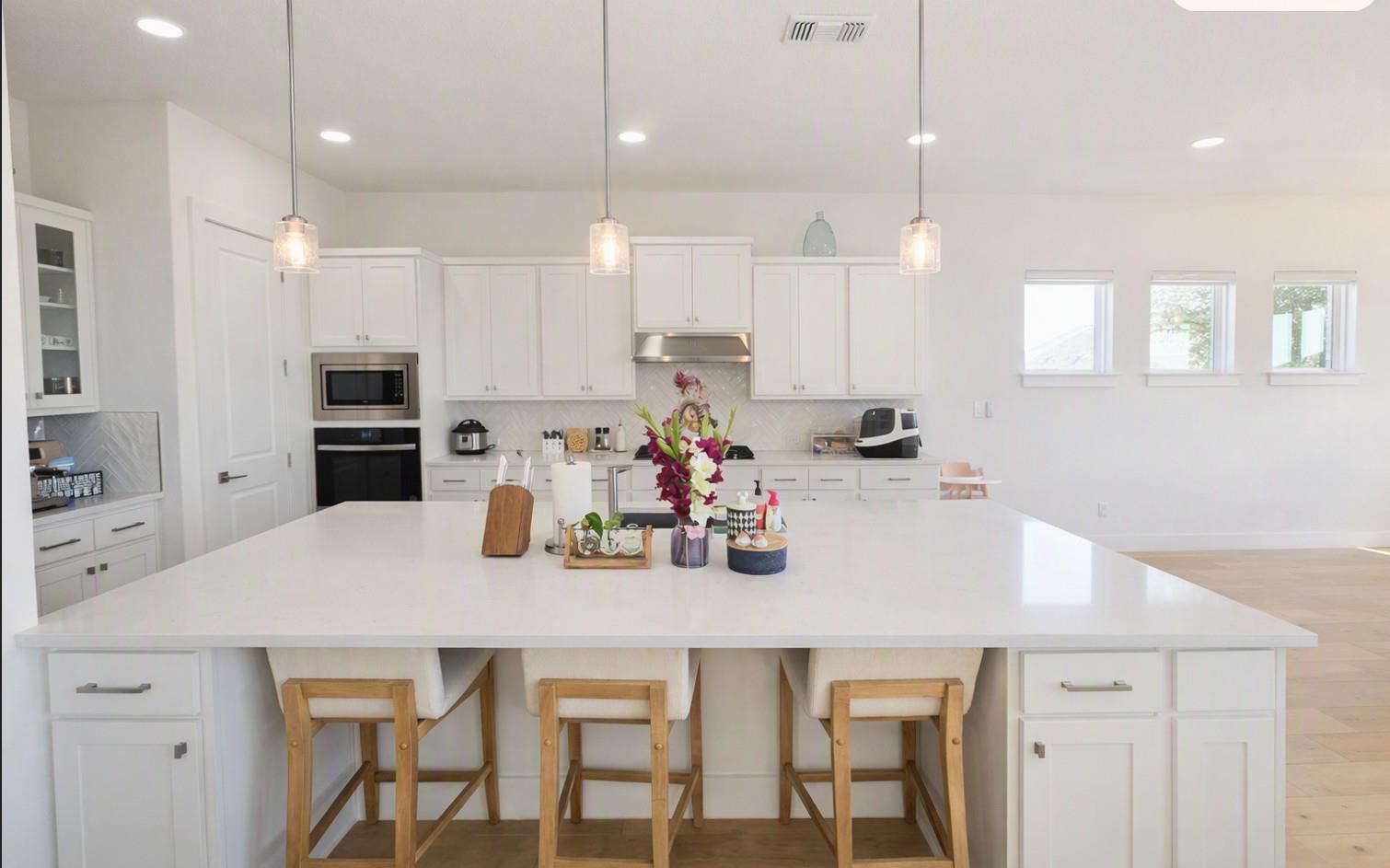 Gleaming stone countertops and a spacious breakfa