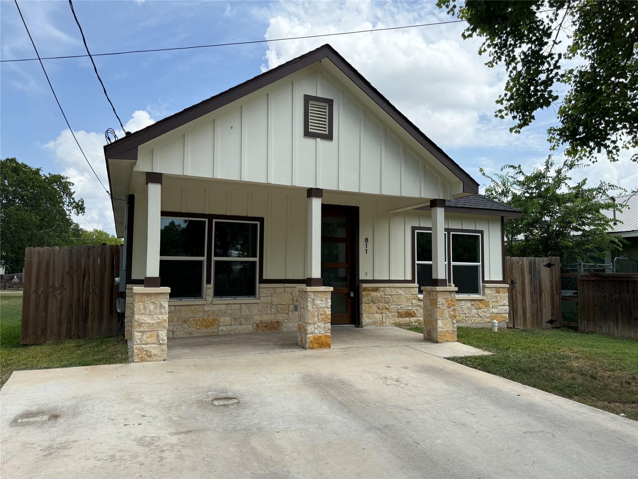 Listing photo 1 of 811  5th St