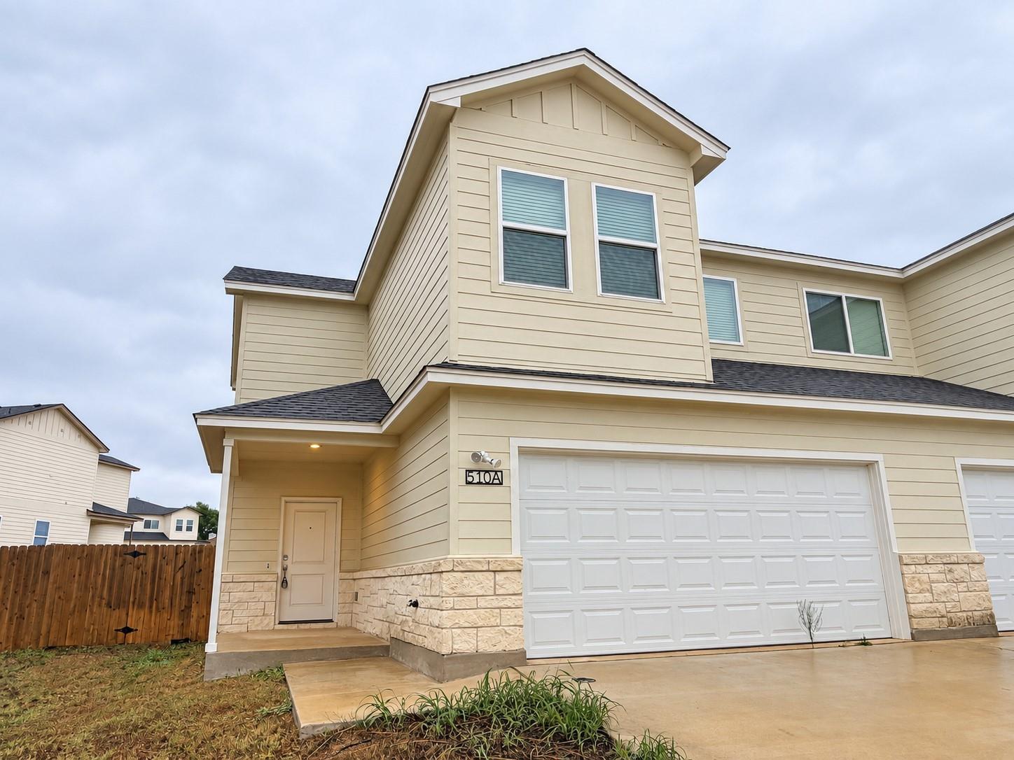 Foto del anuncio 1 de 510  Whirlaway Dr  #A