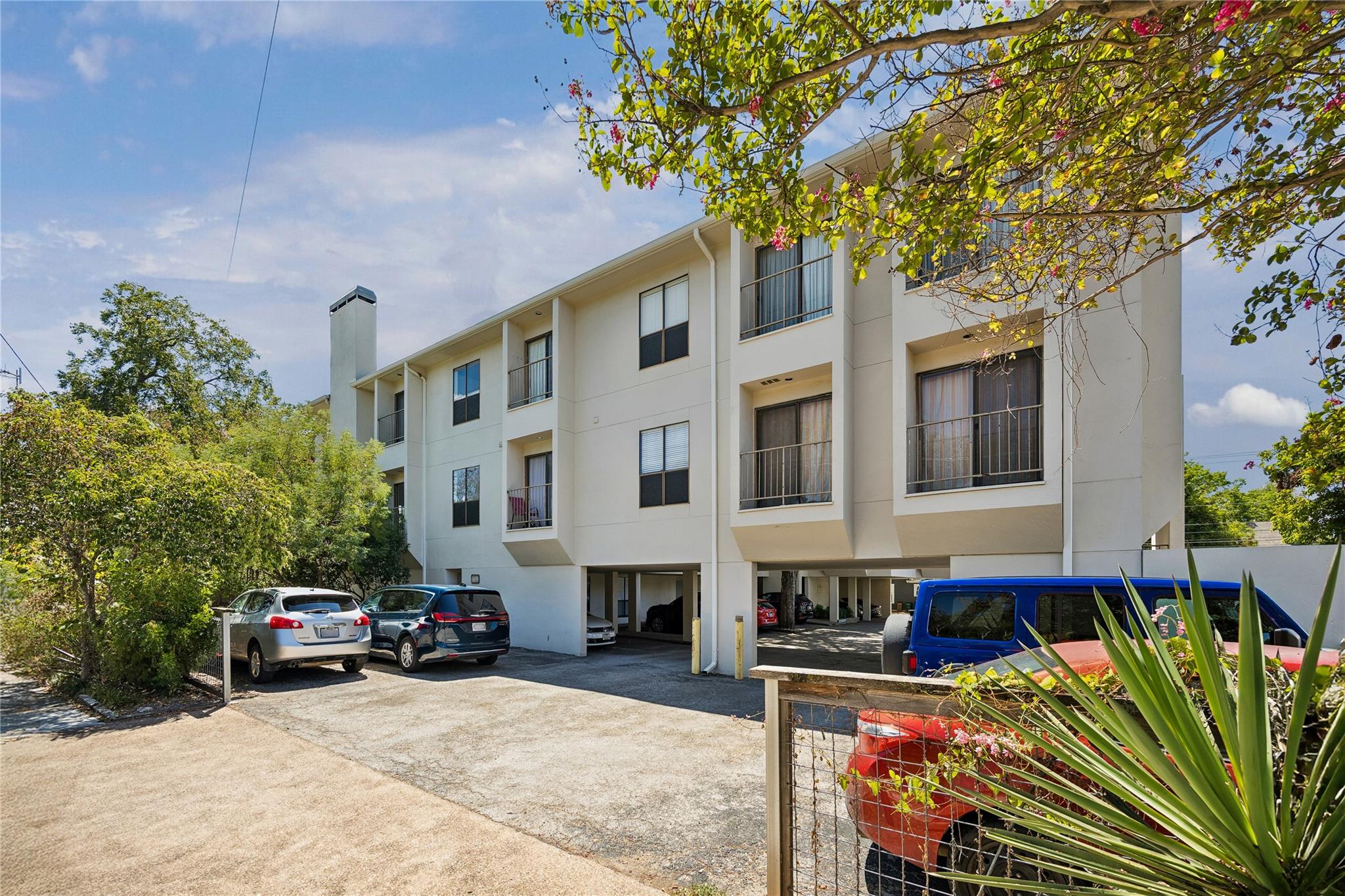 Listing photo 1 of 409 E 38th St  #302