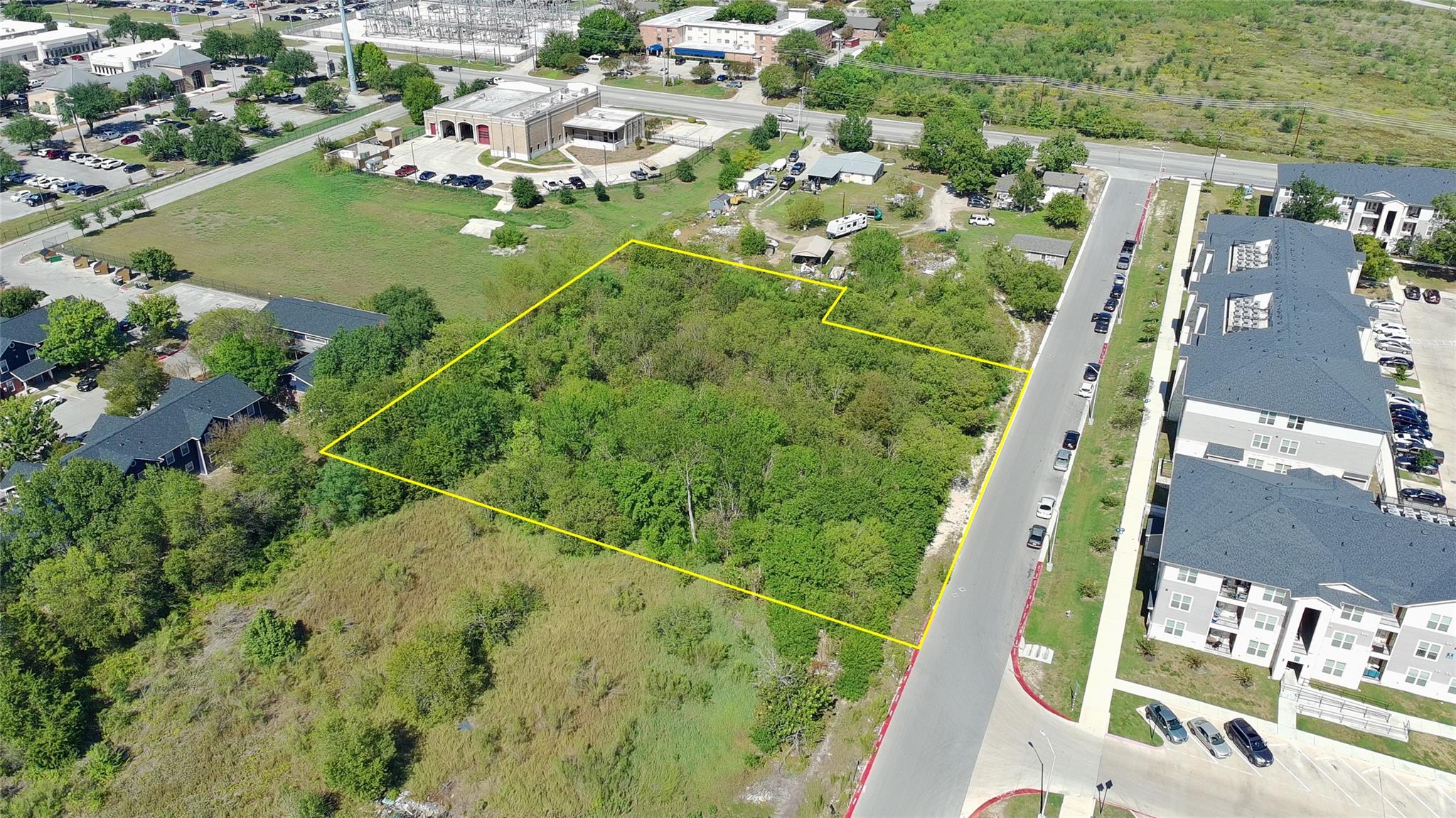 A spacious, tree-lined development parcel occupie