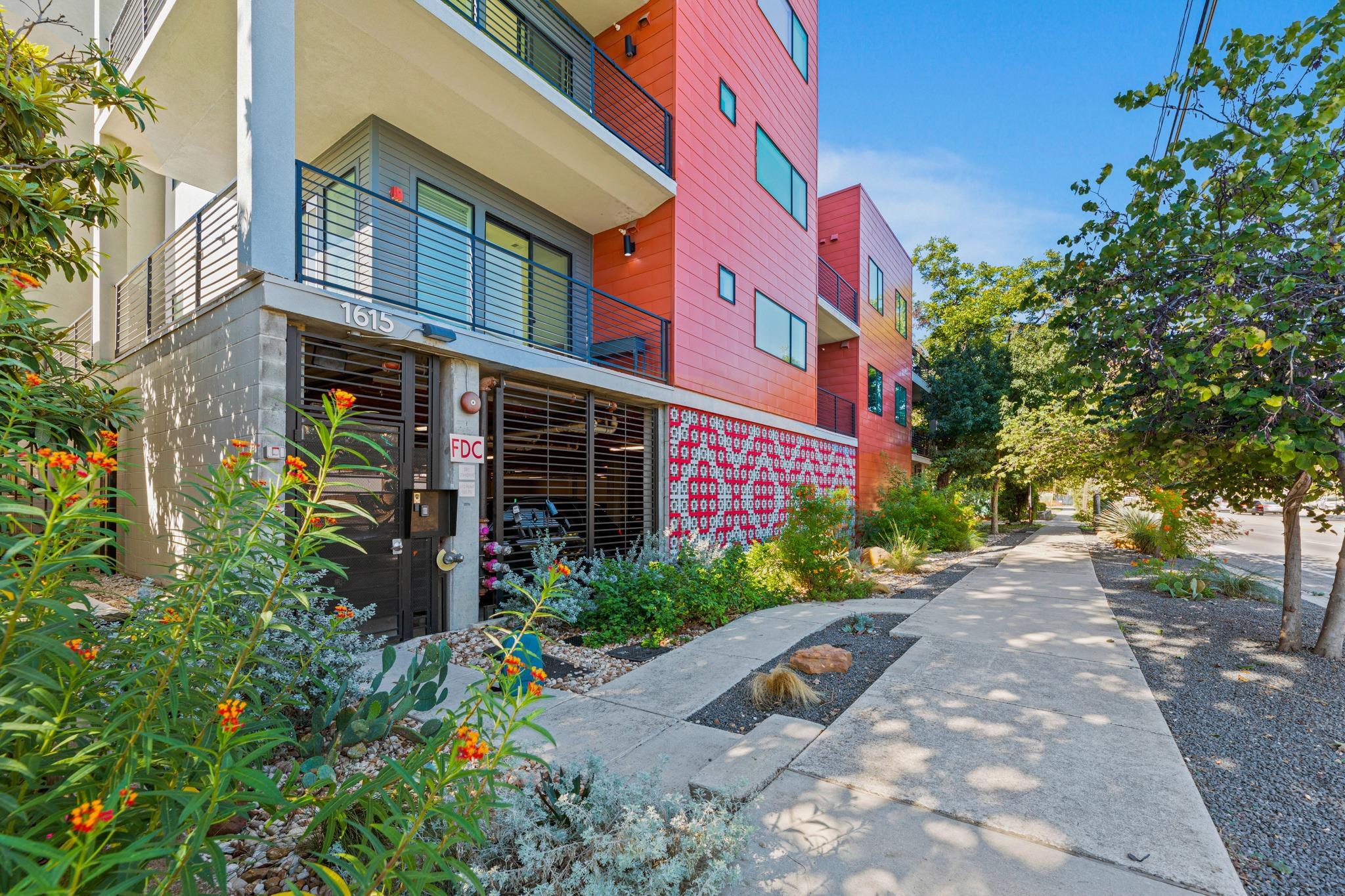 1615 E 7th St  #202 的房源照片，第 1 张
