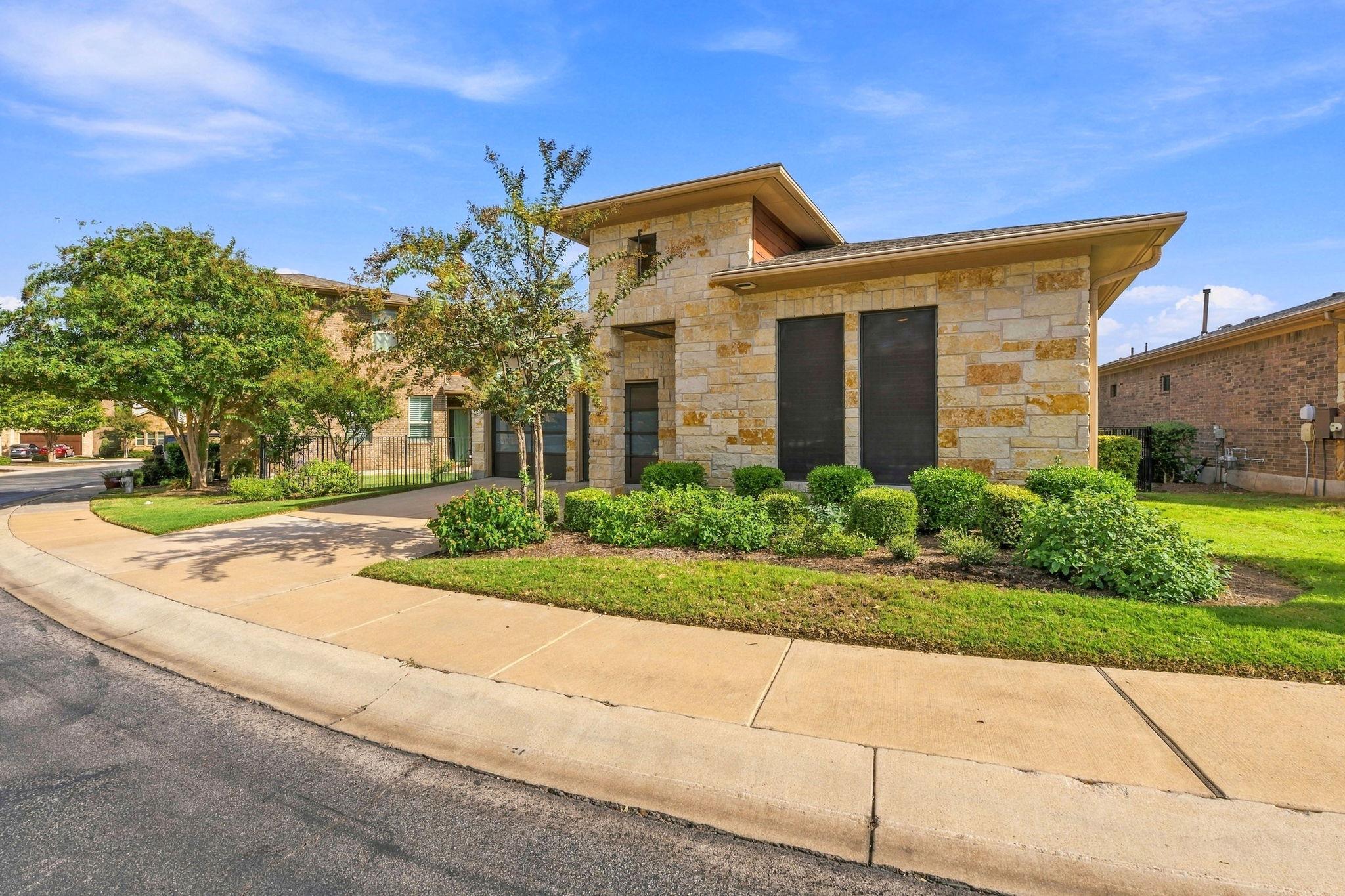 Listing photo 1 of 1013  Sue Ann Rose Dr