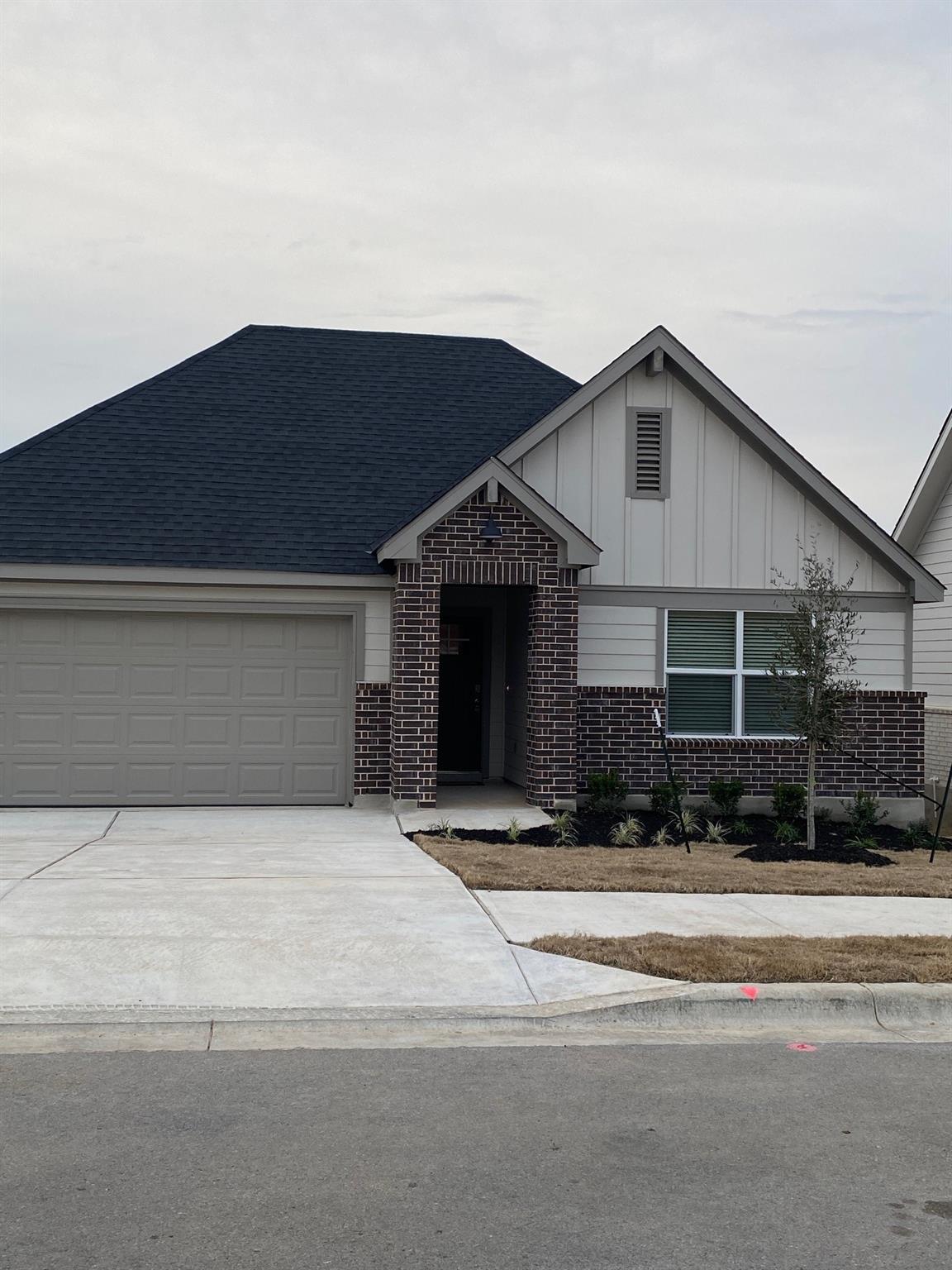 Listing photo 1 of 324  Heatherwood Ter