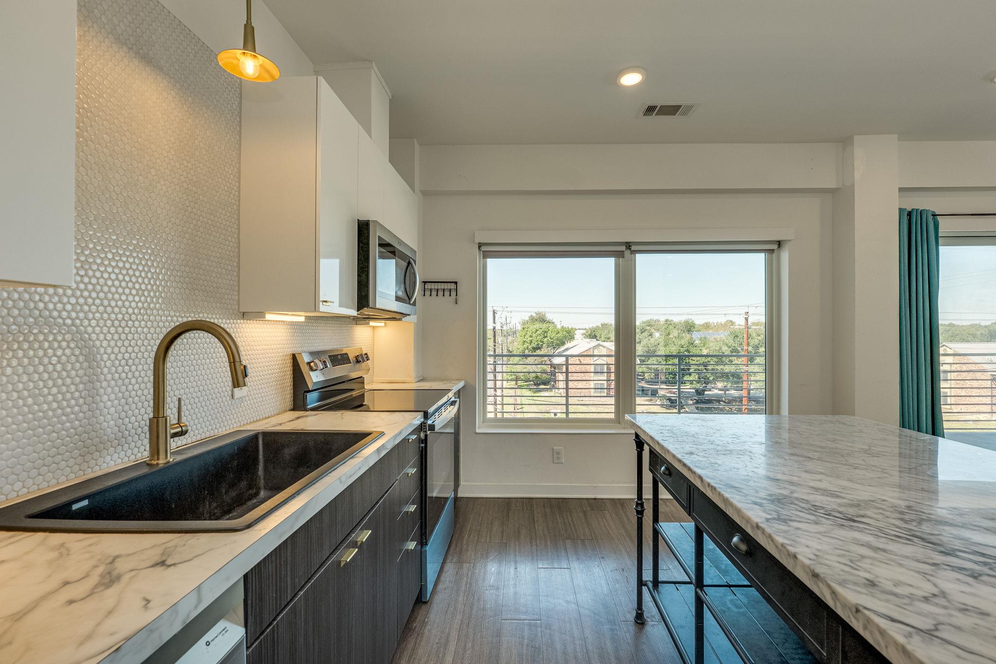 Listing photo 1 of 4361 S Congress Ave  #401