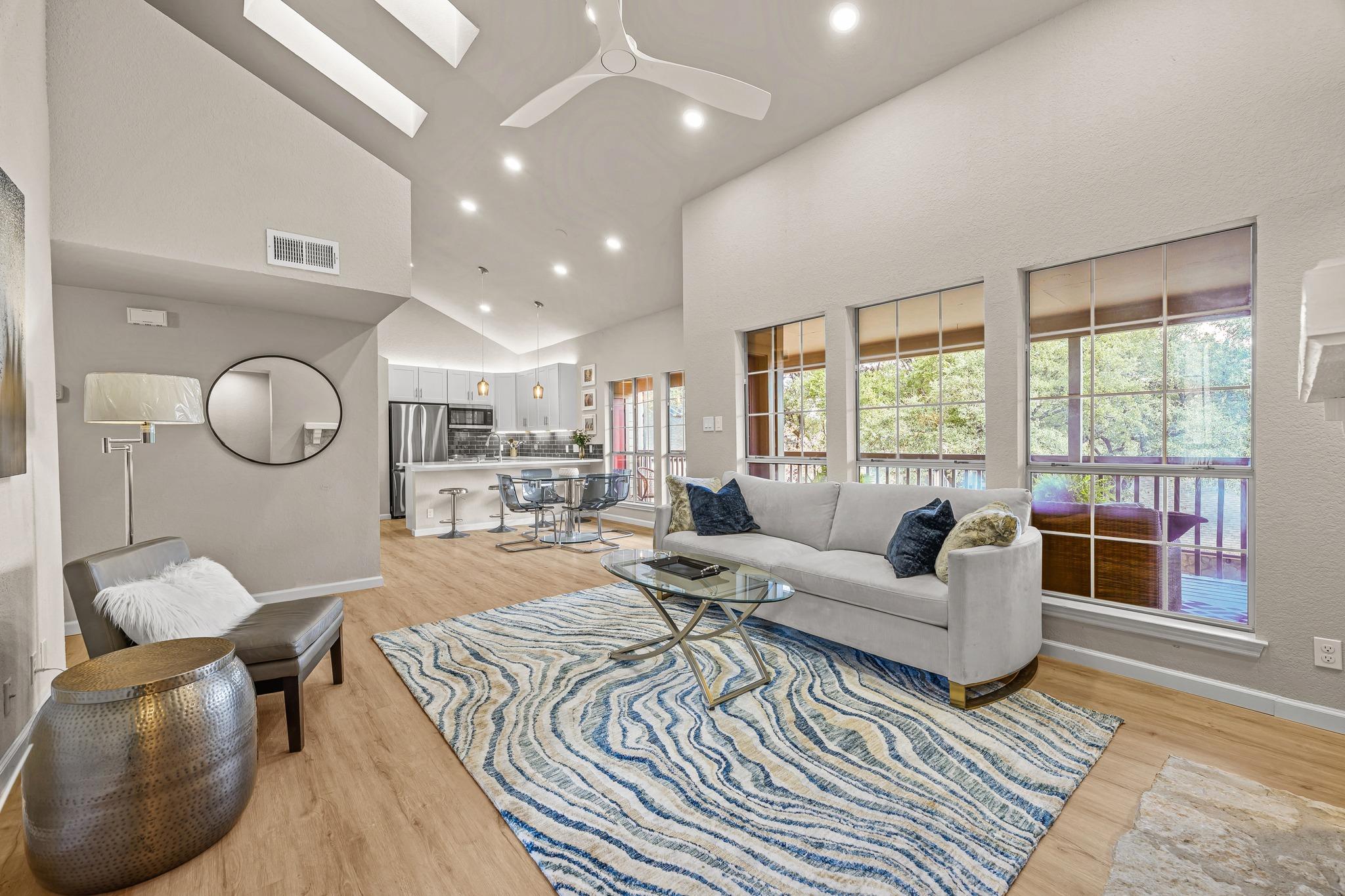 Listing photo 1 of 3809  Spicewood Springs Rd  #241