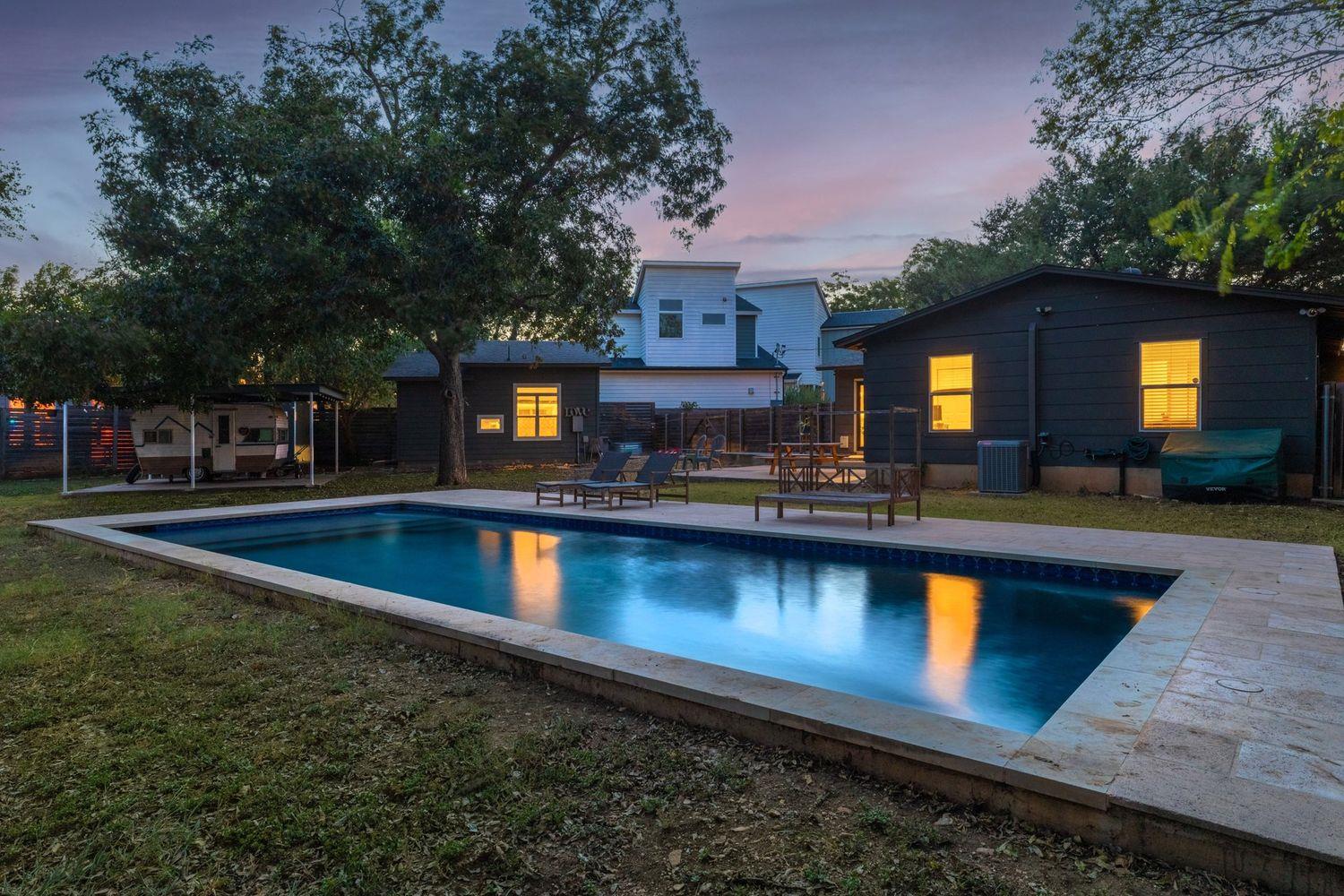 Listing photo 1 of 901  Saint Elmo Cir
