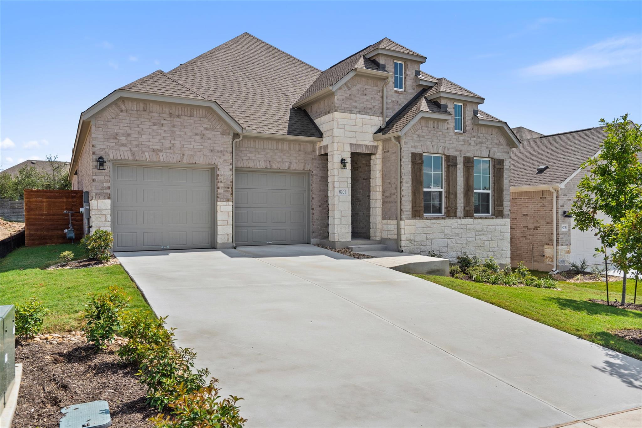 Listing photo 1 of 11413  Lago Leon St