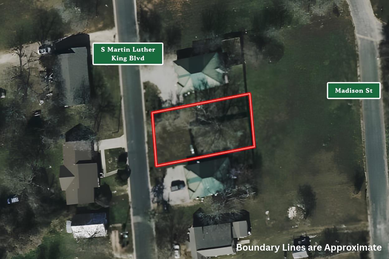 An aerial perspective outlines the parcel boundar