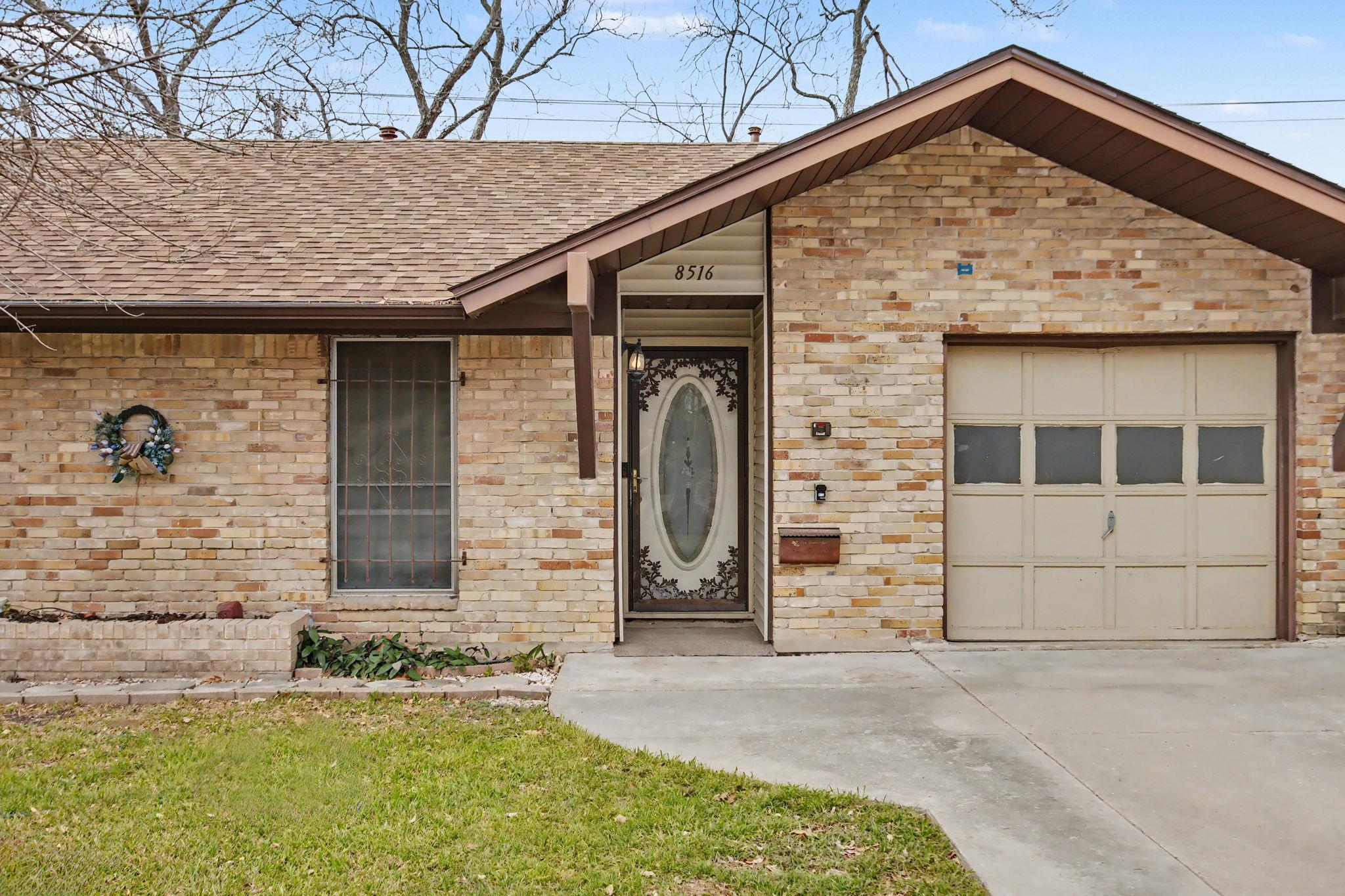 Listing photo 1 of 8516  Woodstone Dr