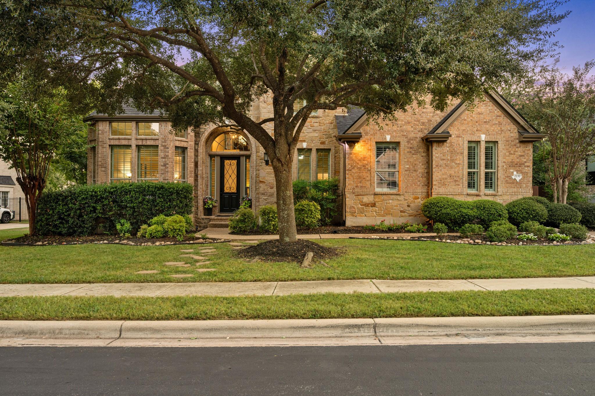 Listing photo 1 of 2237  Hamlet Cir