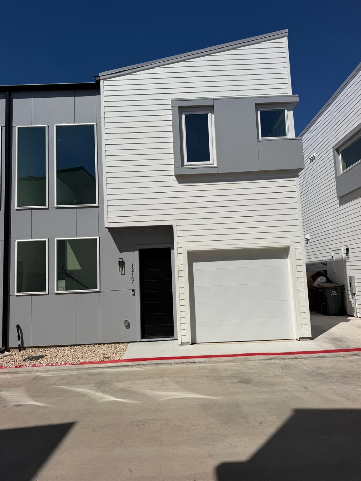 Listing photo 1 of 2000  Riverside Farms Rd  #12101