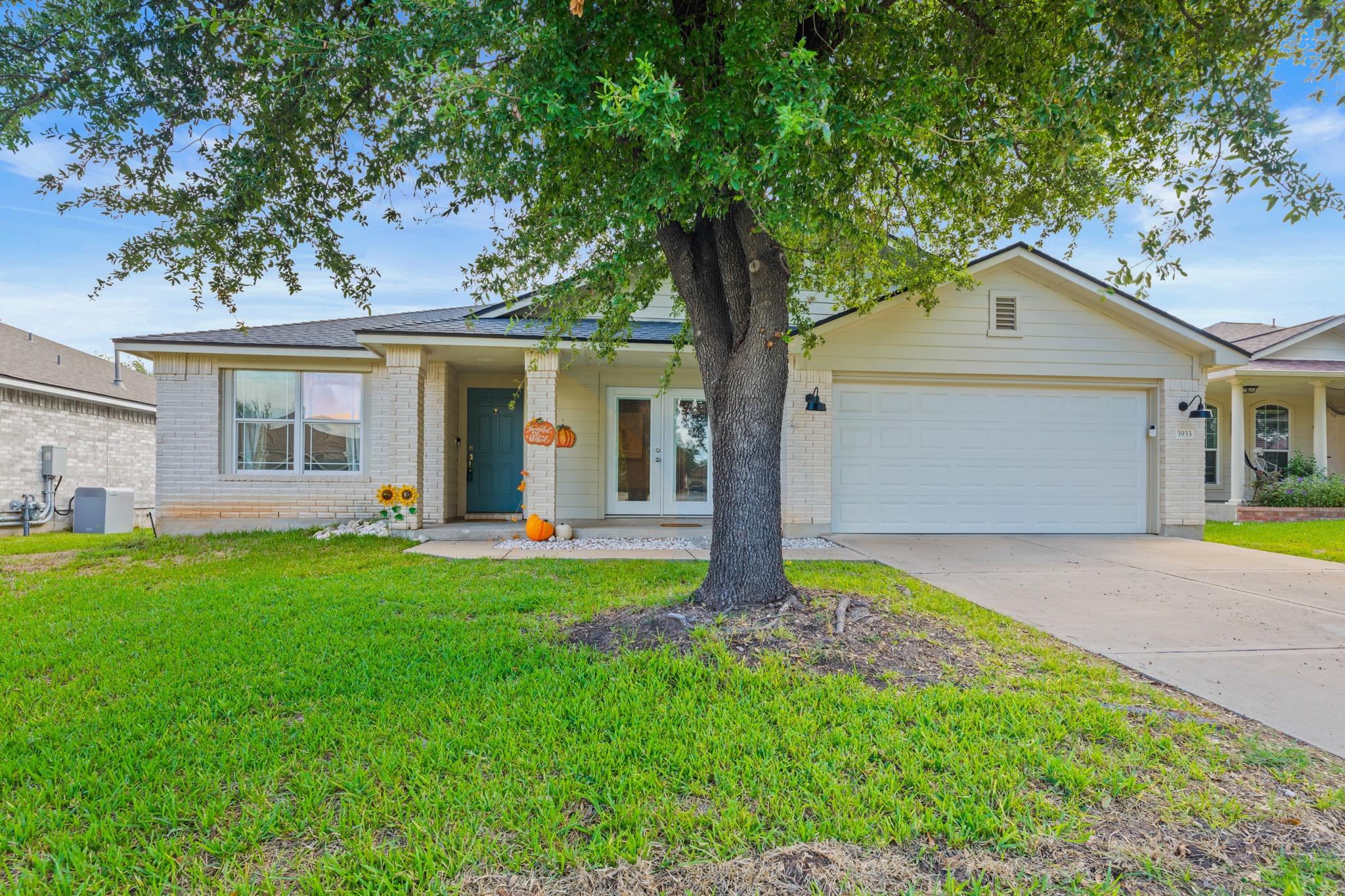 Listing photo 1 of 3933  Rolling Canyon Trl