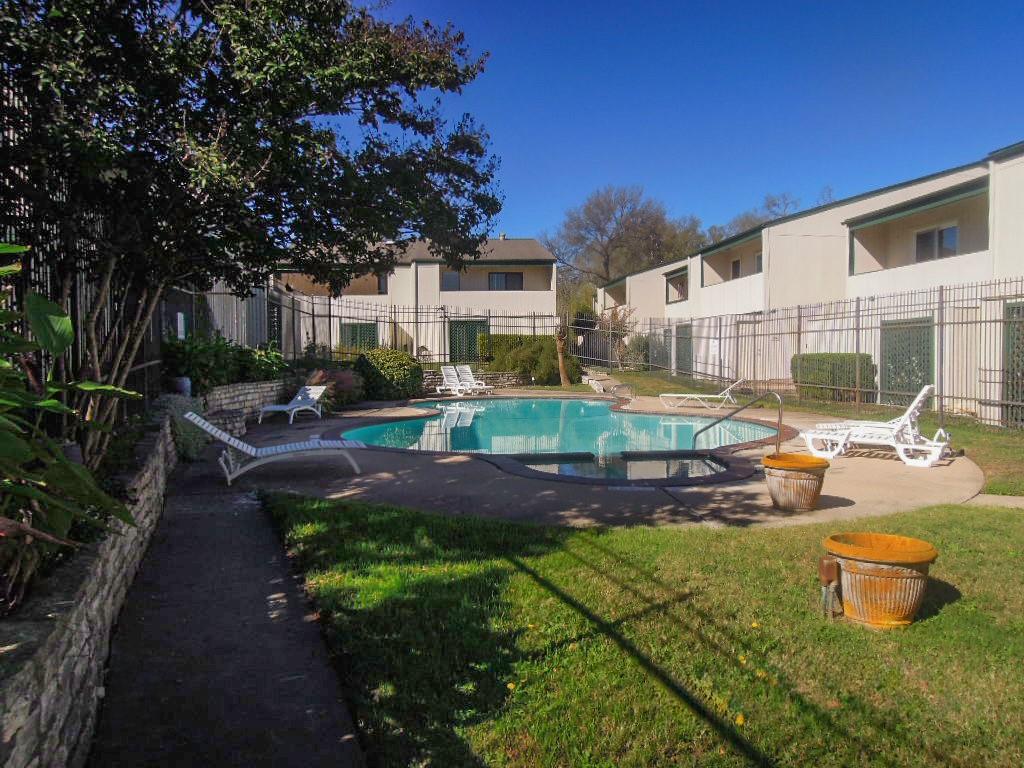 Foto del anuncio 1 de 6718  SILVERMINE Dr  #103