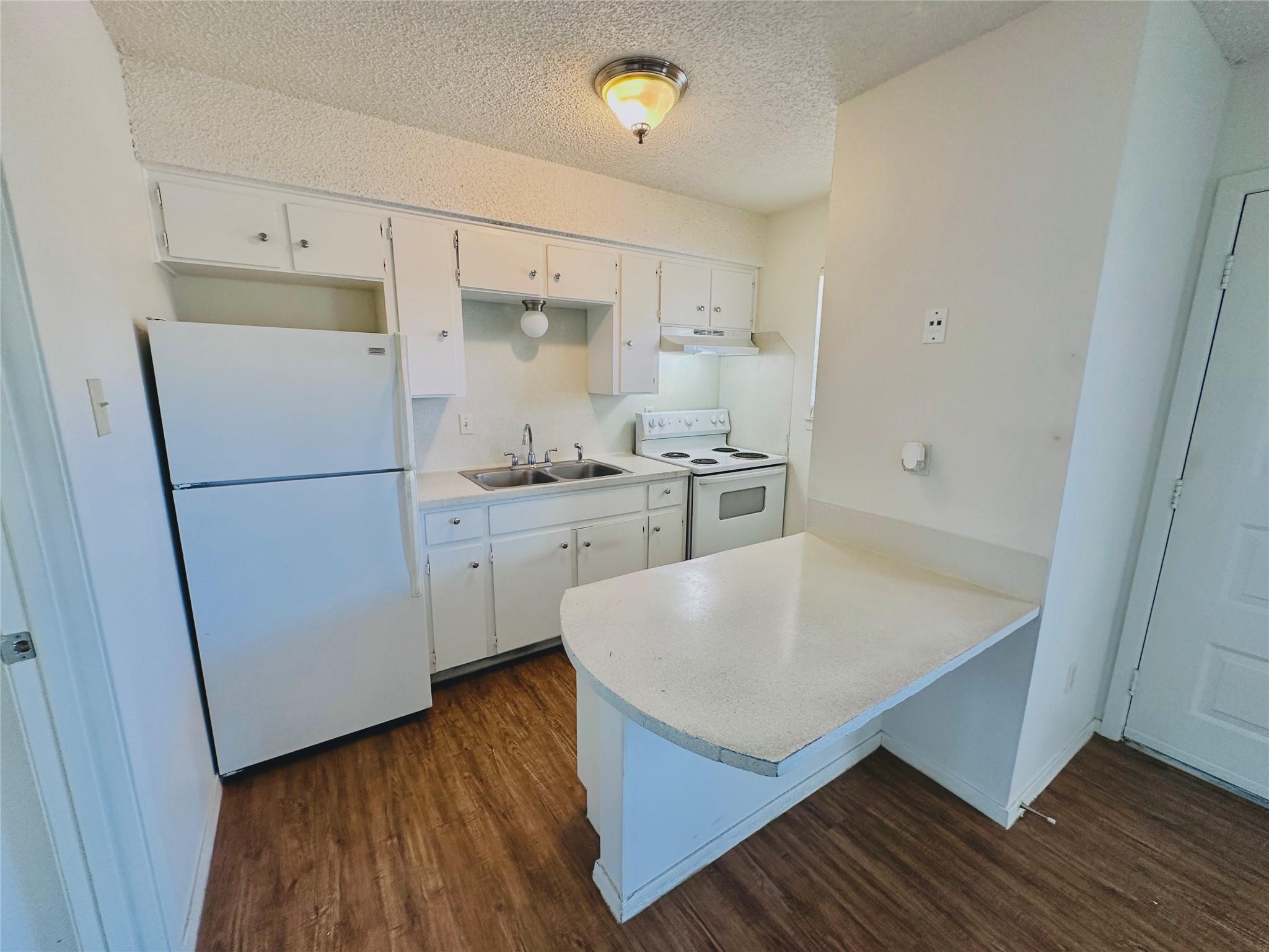 An efficient kitchen layout pairs textured ceilin