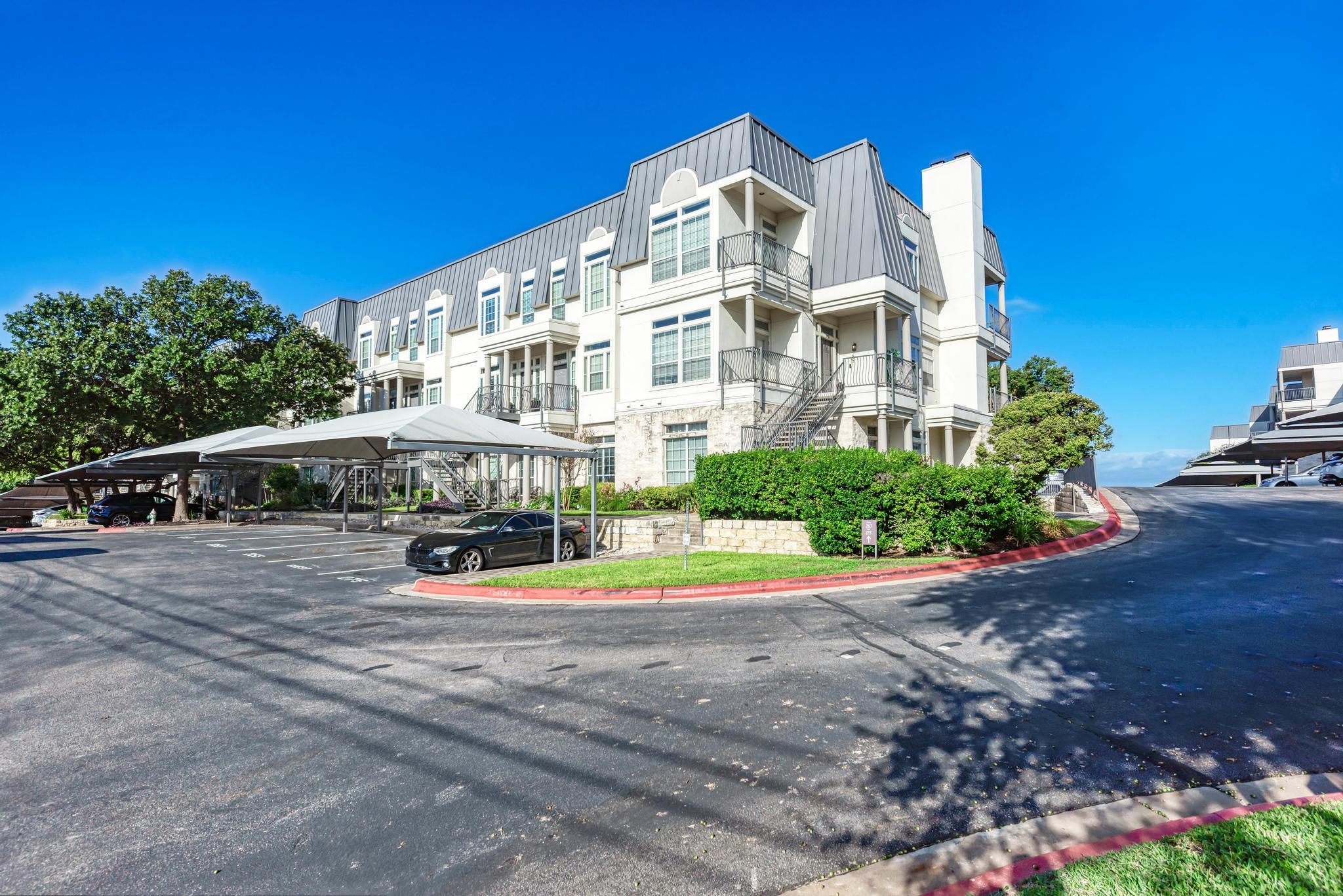 Multi-level residential architecture features met