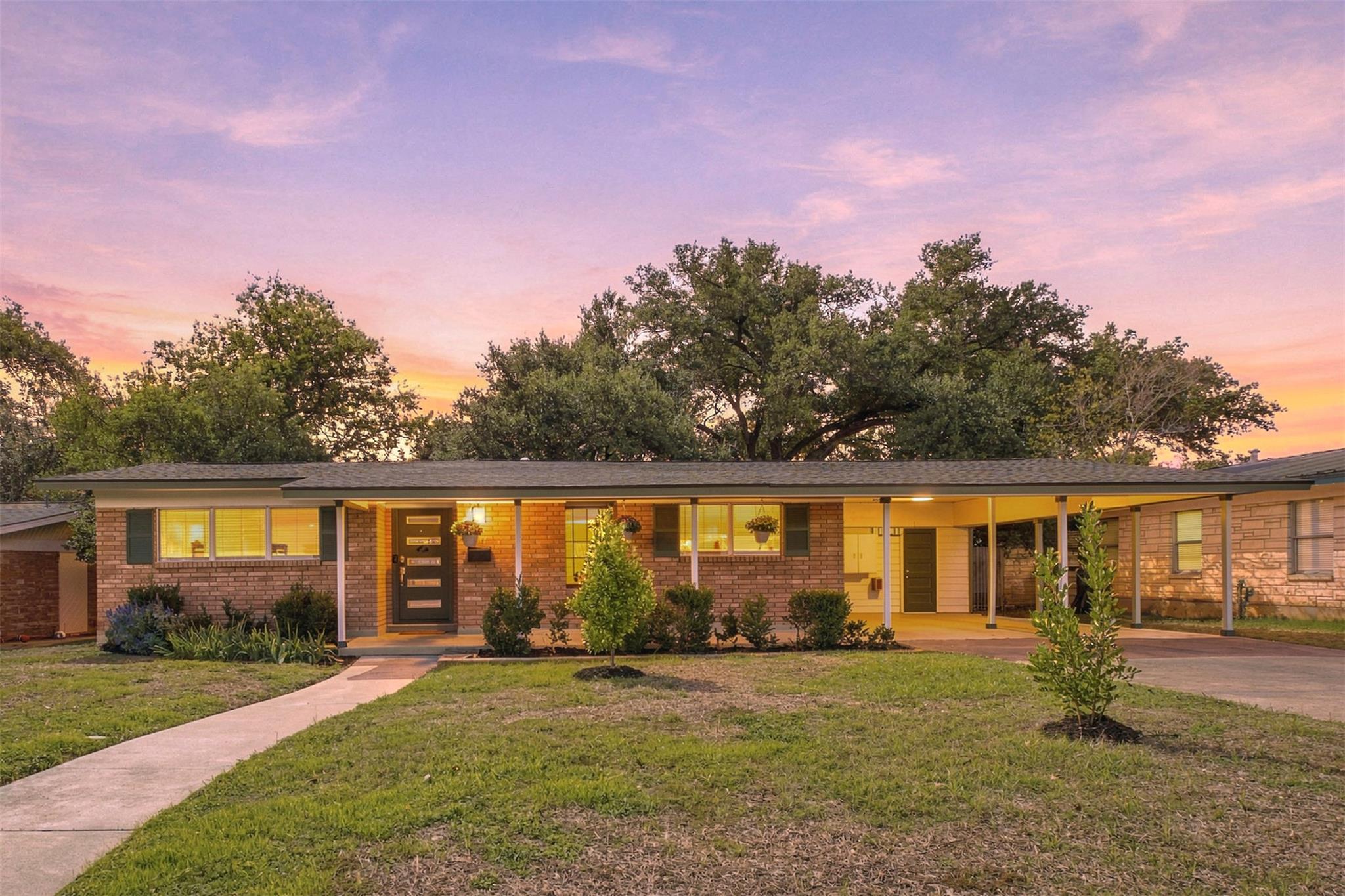 Listing photo 1 of 1419  Cloverleaf Dr