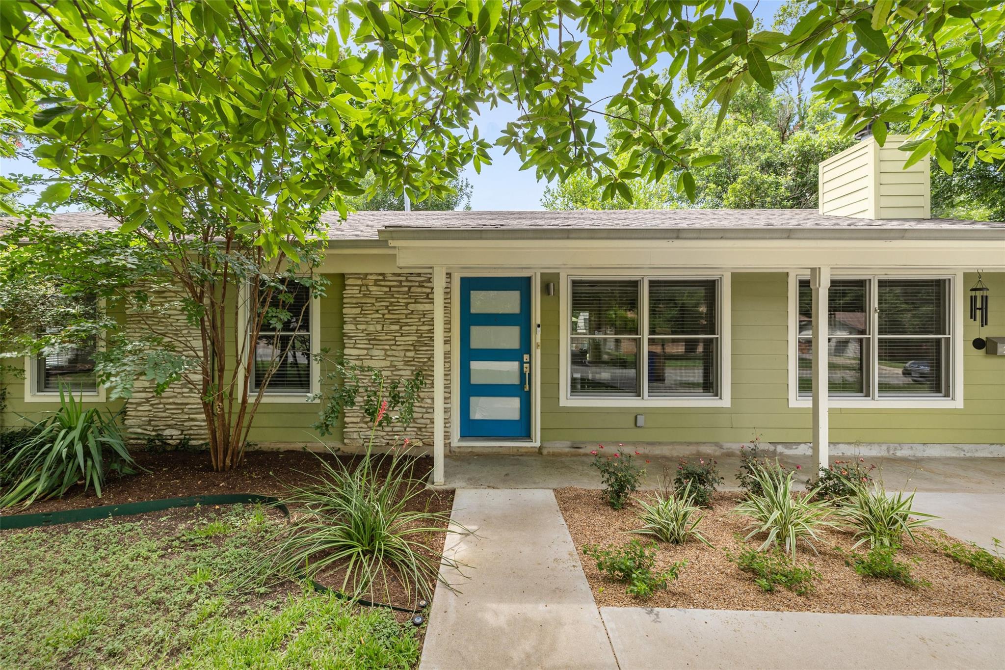Listing photo 1 of 2706  Nottingham Ln