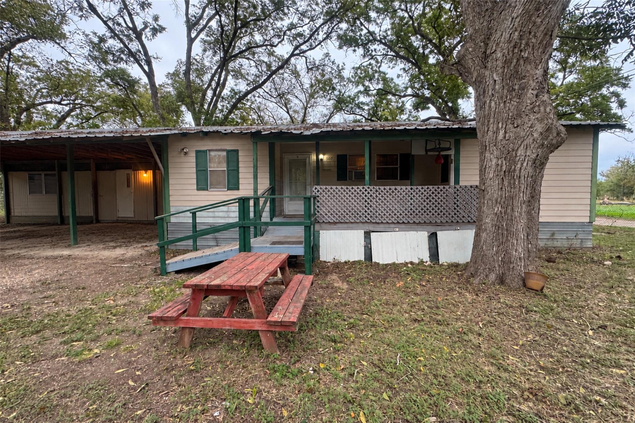 Listing photo 1 of 507  Crockett St
