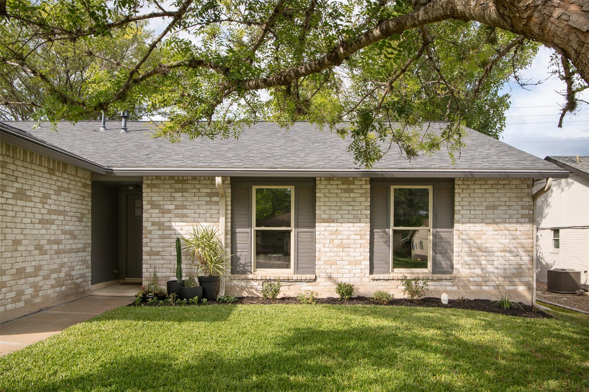 Listing photo 1 of 304  Skyloop Dr