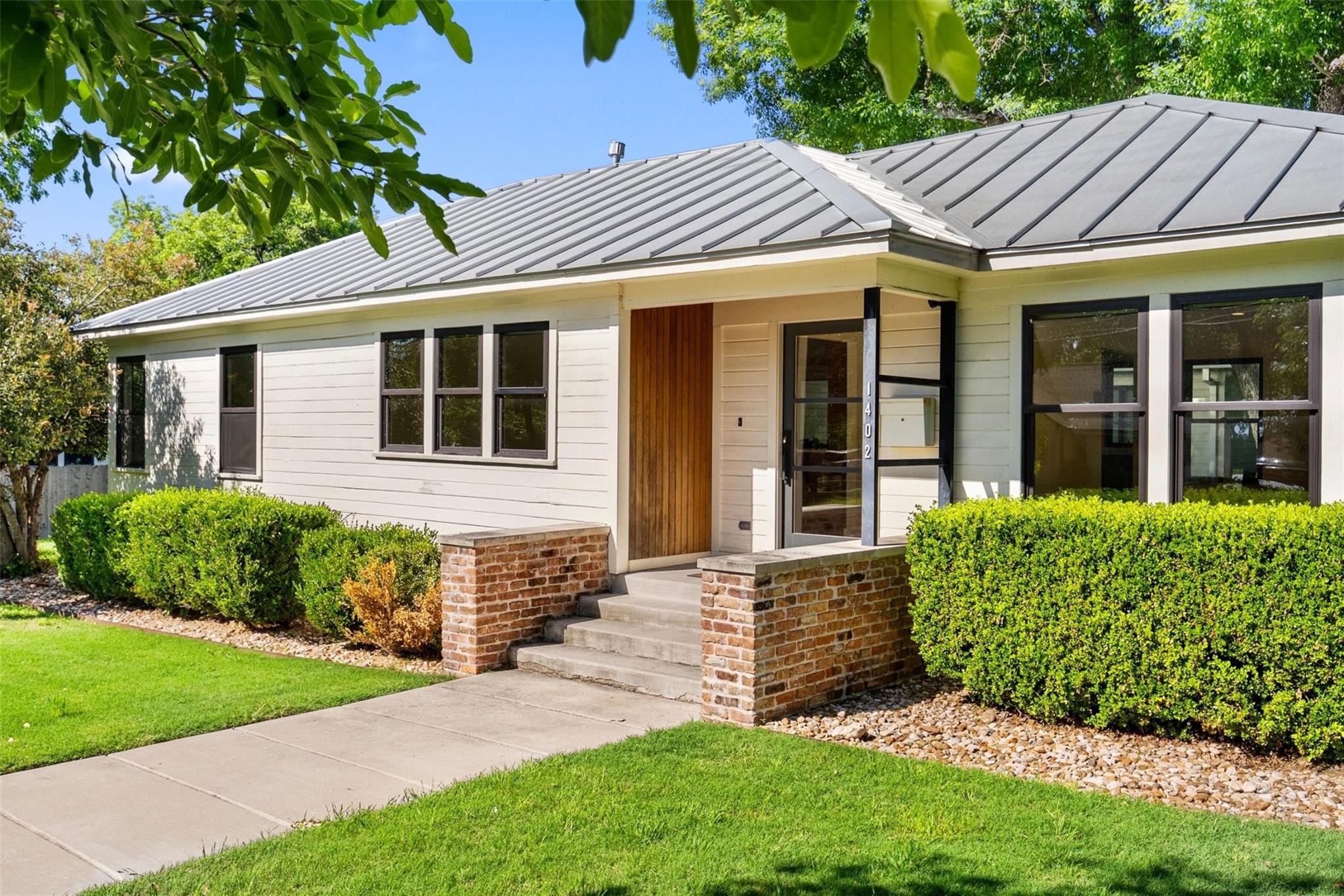 Listing photo 1 of 1402  Hutto Rd